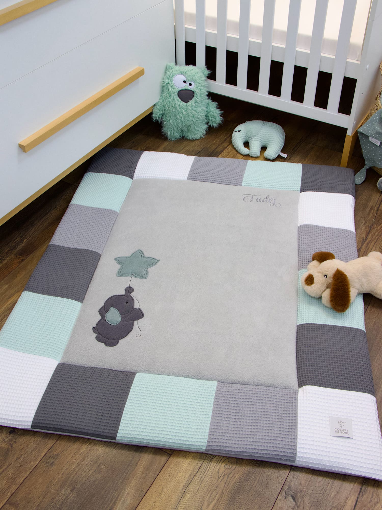 Handgemachte Baby Krabbeldecke mit Patchwork-Rand aus Waffelpique und hellgrauer Liegefläche