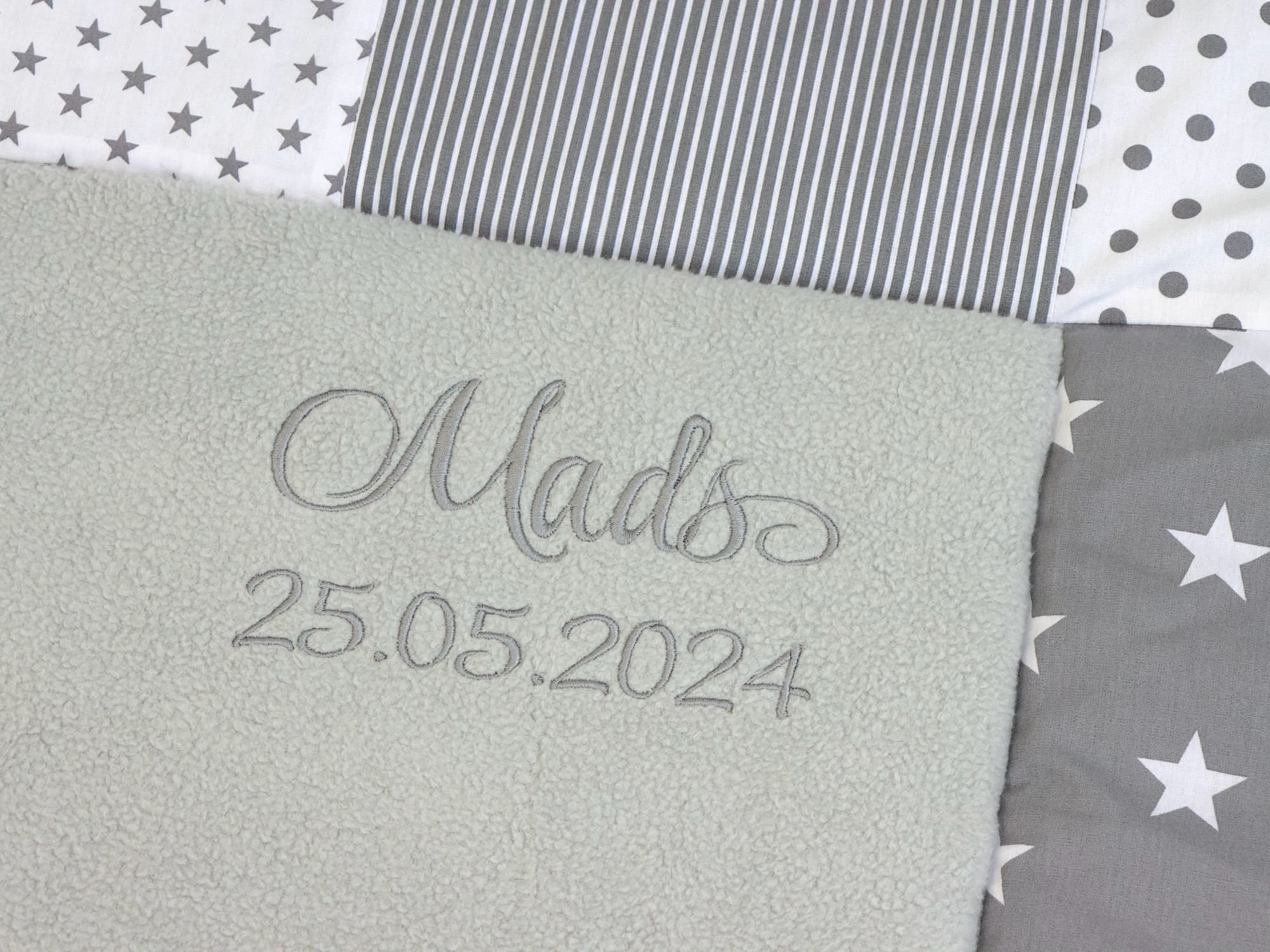 Personalisierte Baby Krabbeldecke Grau – handgemacht