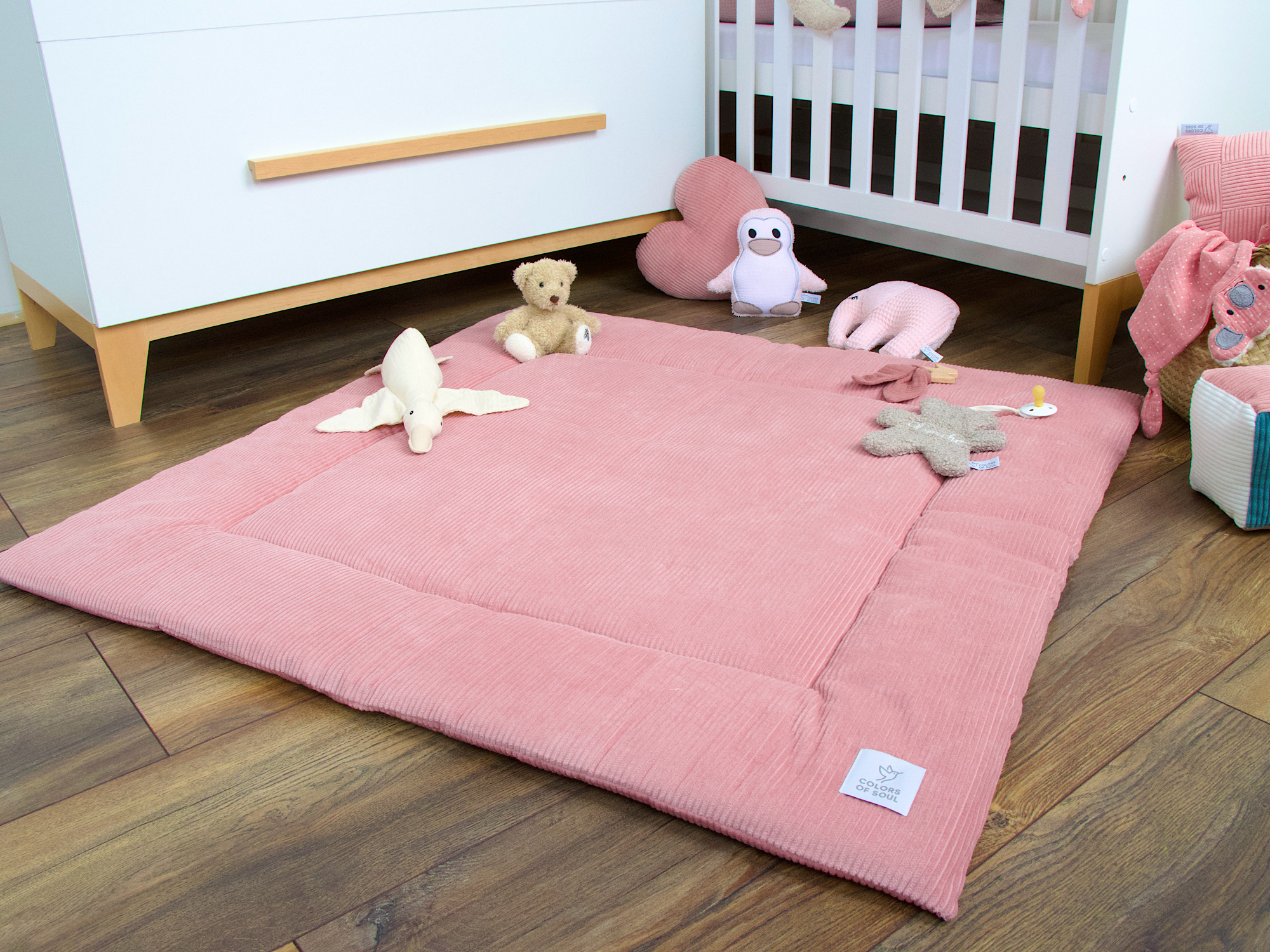 Cord Krabbeldecke Altrosa im Kinderzimmer dekoriert