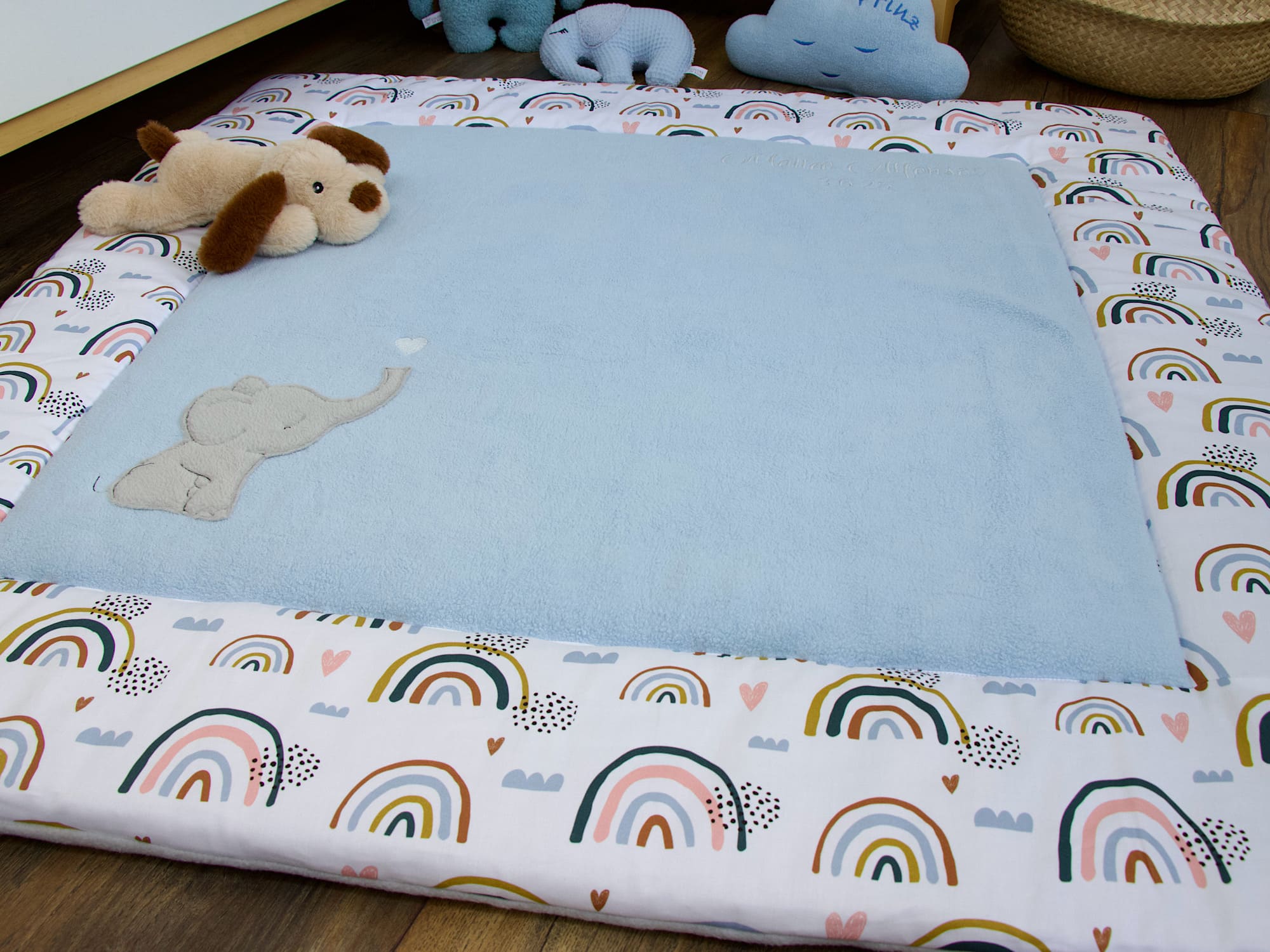Krabbeldecke personalisiert mit Namen - Regenbogen und Herzen / Baumwollfleece blau