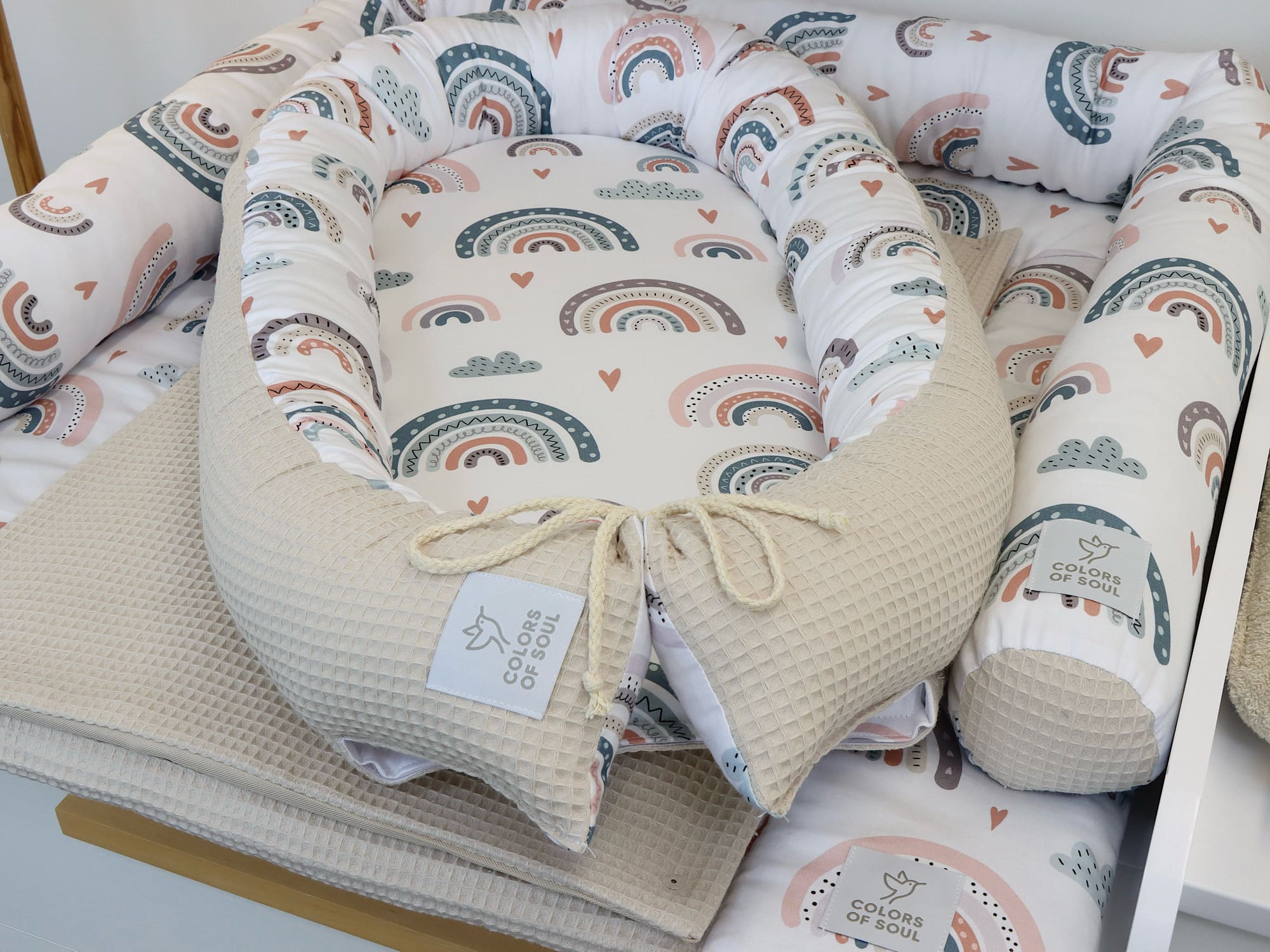 Wickelauflage mit Bettschlange und Babynest - pastell Regenbogen und Herzen / Waffelpique natur