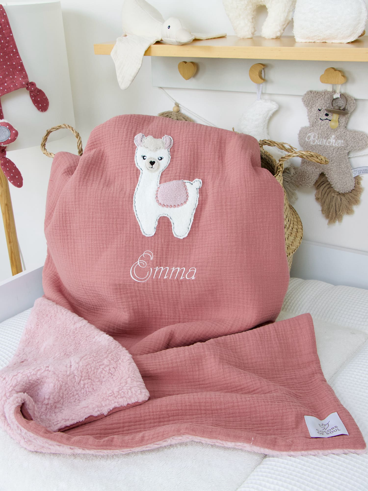 Kuscheldecke für Babys in dusty Altrosa mit Lama-Applikation – personalisierte Babydecke aus Musselin und Teddyplüsch, handgefertigt in Deutschland.