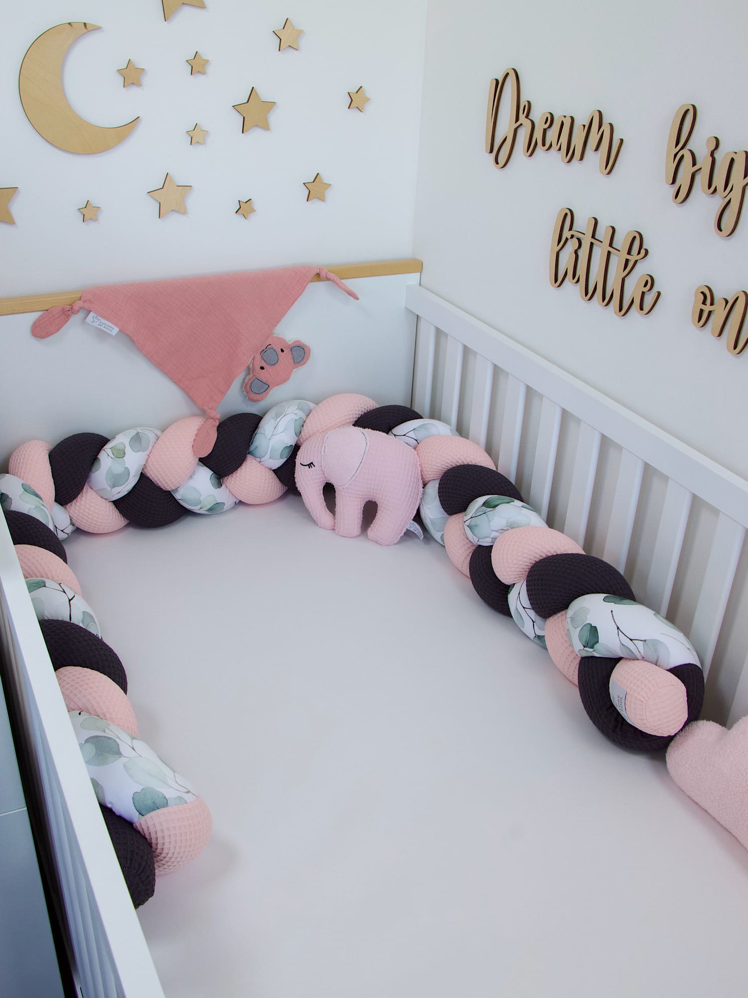 Babybett mit geflochtener Bettschlange Hellrosa Dunkelgrau & Baumwollsatin Eukalyptus Aquarell