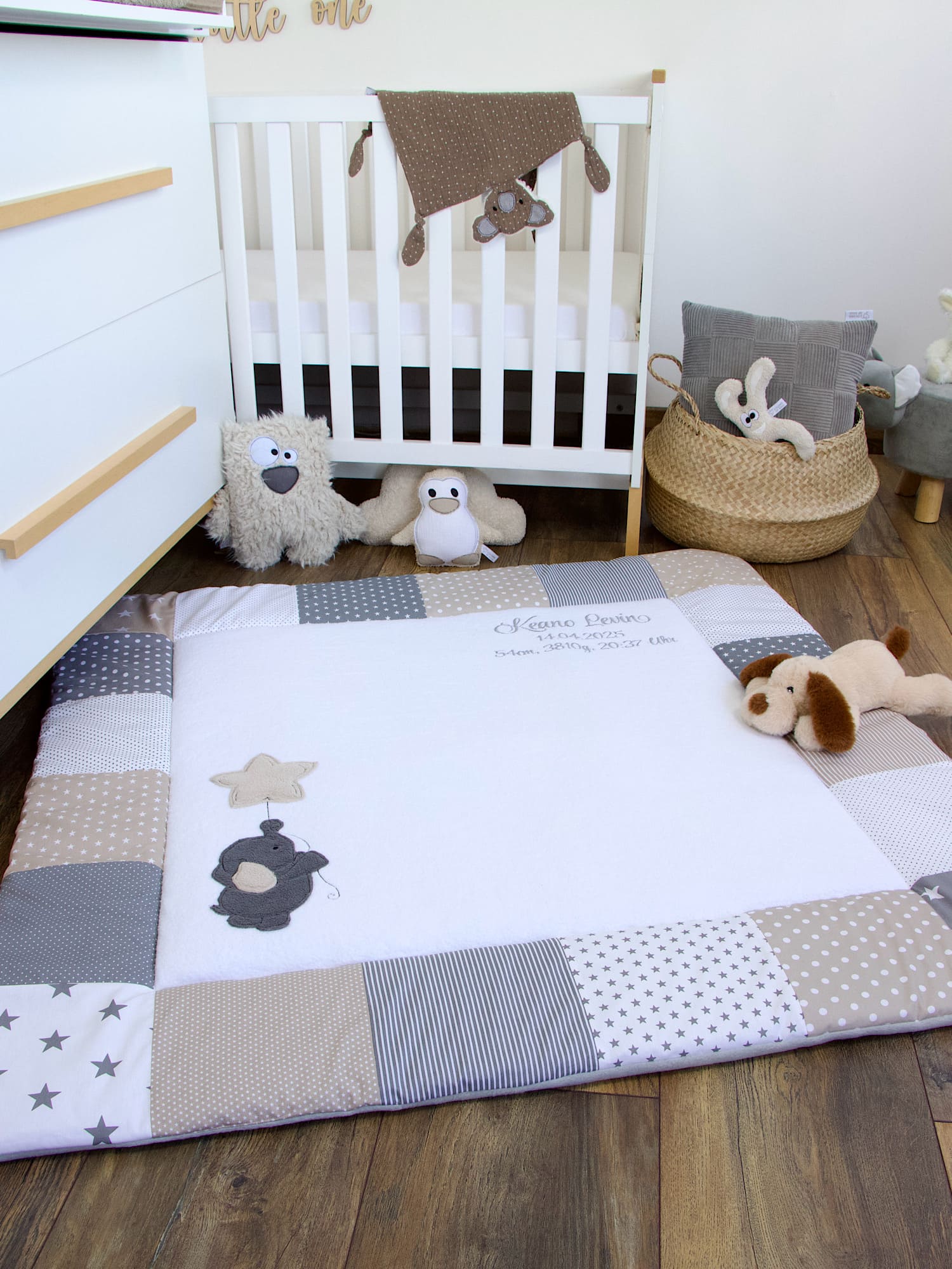 Patchwork Krabbeldecke mit besticktem Namen und Elefantenmotiv – handgemacht