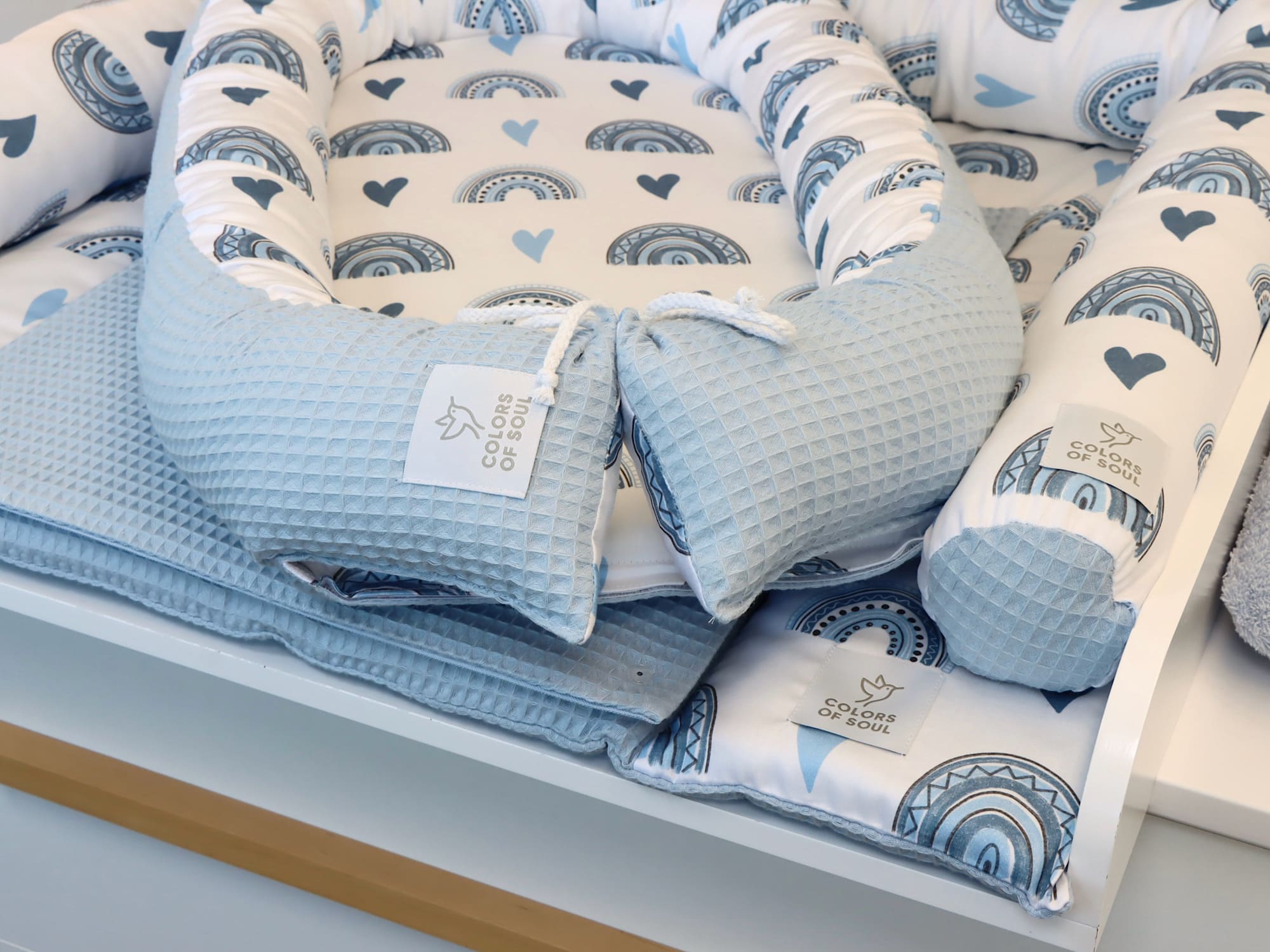 Wickelauflage mit Bettschlange und Babynest - Regenbogen und Herzen blau / Waffelpique Hellblau
