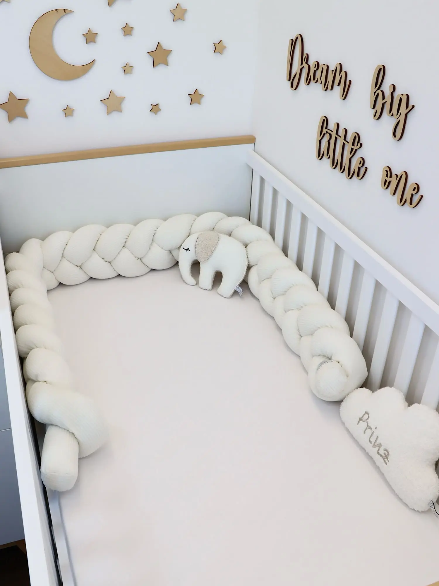 Geflochtene Nestchenschlange aus Cord Creme im Babybett