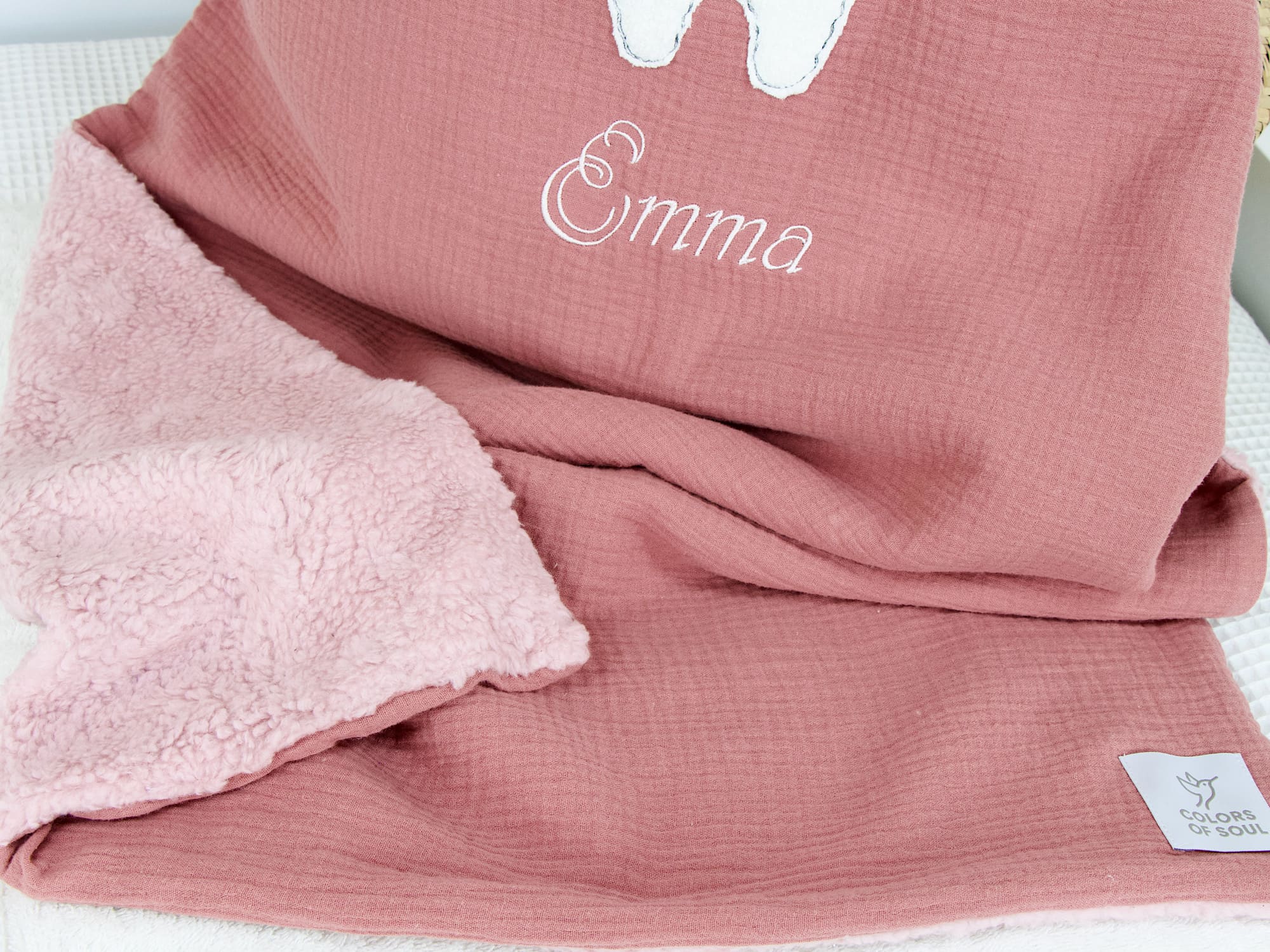 Personalisierte Babydecke aus Musselin dusty Altrosa – Lama-Motiv und Name Emma, perfekte Geschenkidee zur Geburt oder Taufe.