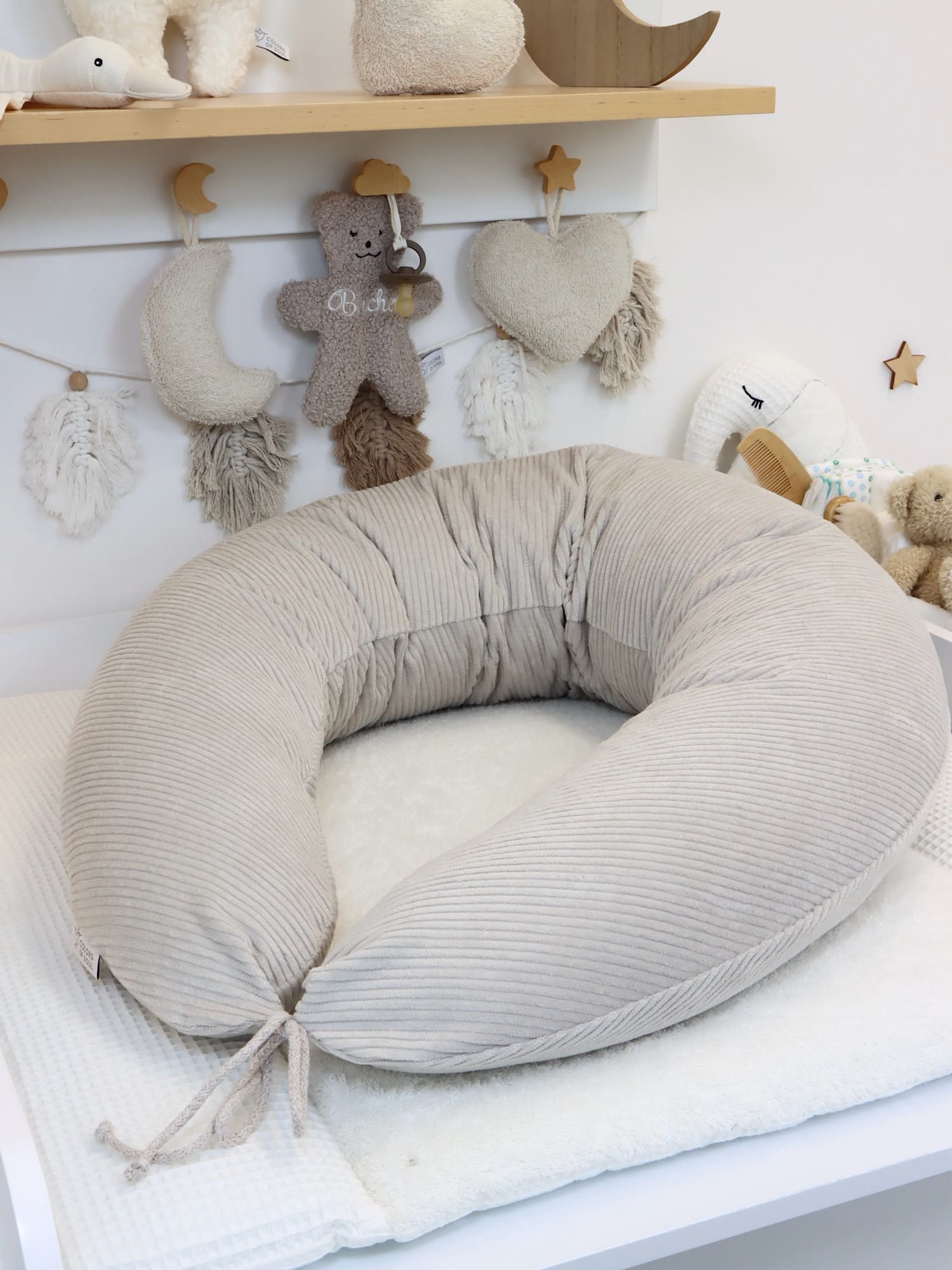 Stillkissen XXL Cord Hellbeige – handgefertigt, weich und atmungsaktiv im Babyzimmer