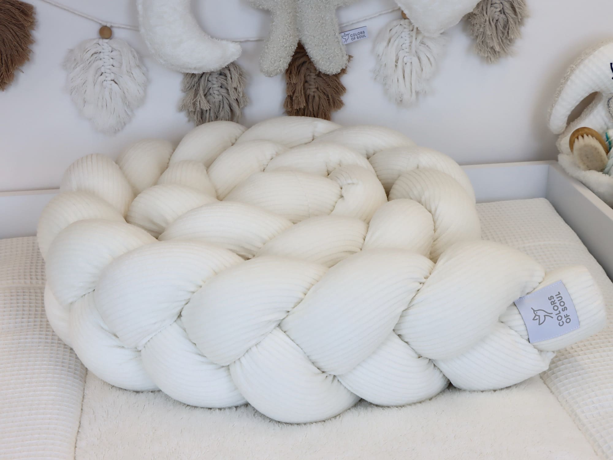 Geflochtene Bettschlange aus Cord in Creme auf Wickelauflage