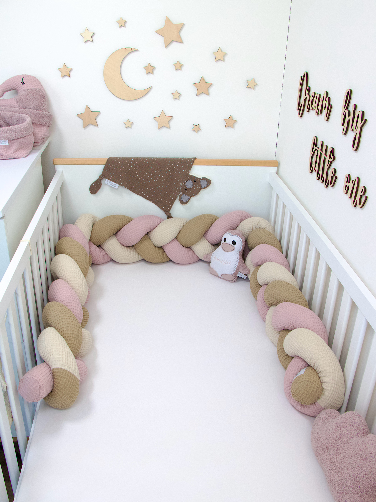 Geflochtene Bettschlange – Waffelpique altrosa, natur, dunkelbeige für das Babyzimmer