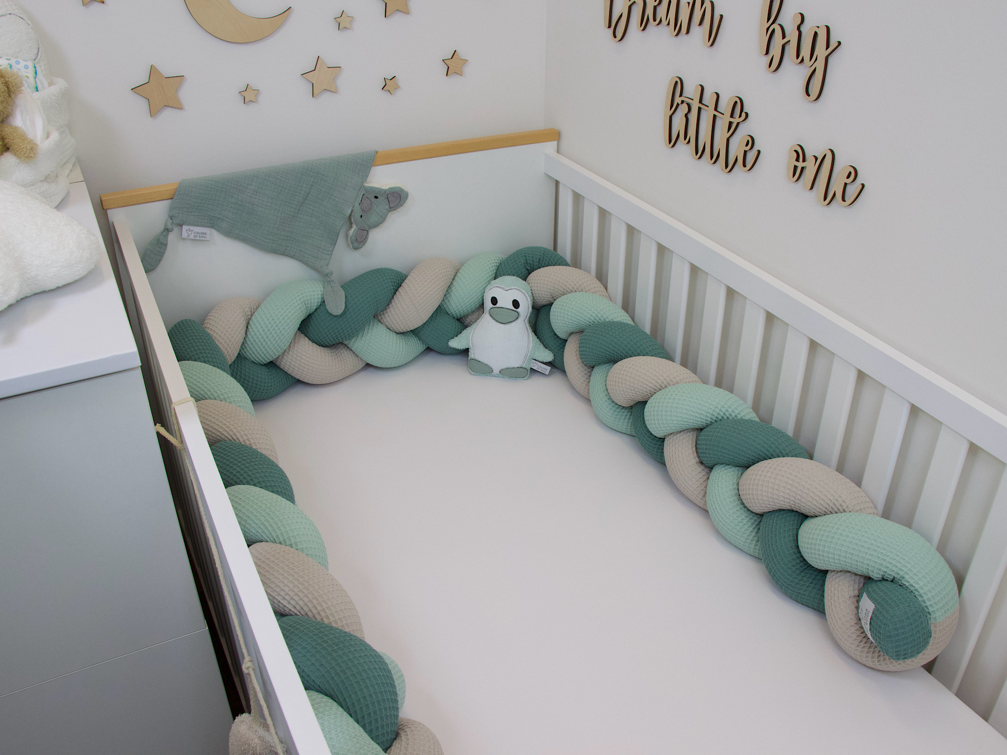 Geflochtene Bettschlange – Waffelpique altgrün, beige, hellmint für das Babyzimmer