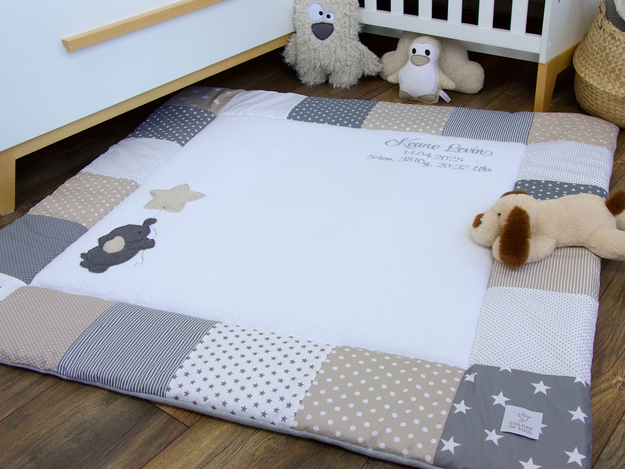 Handgemachte Krabbeldecke mit Elefant, Stern und personalisierter Stickerei