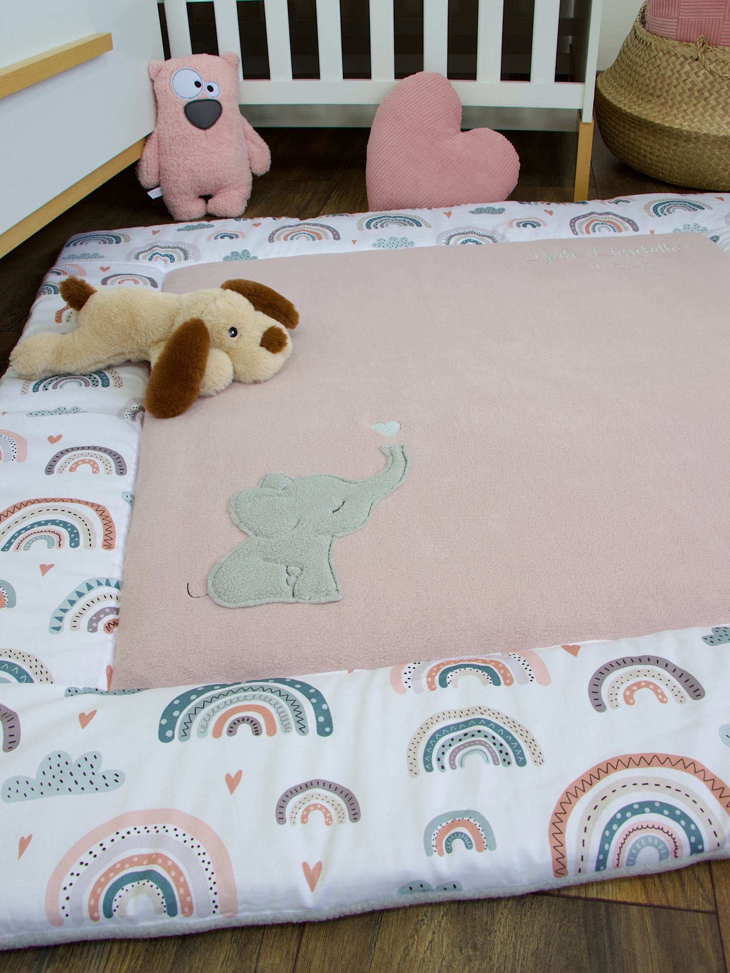 Personalisierte Krabbeldecke - pastell Regenbogen und Herzen / Baumwollfleece altrosa