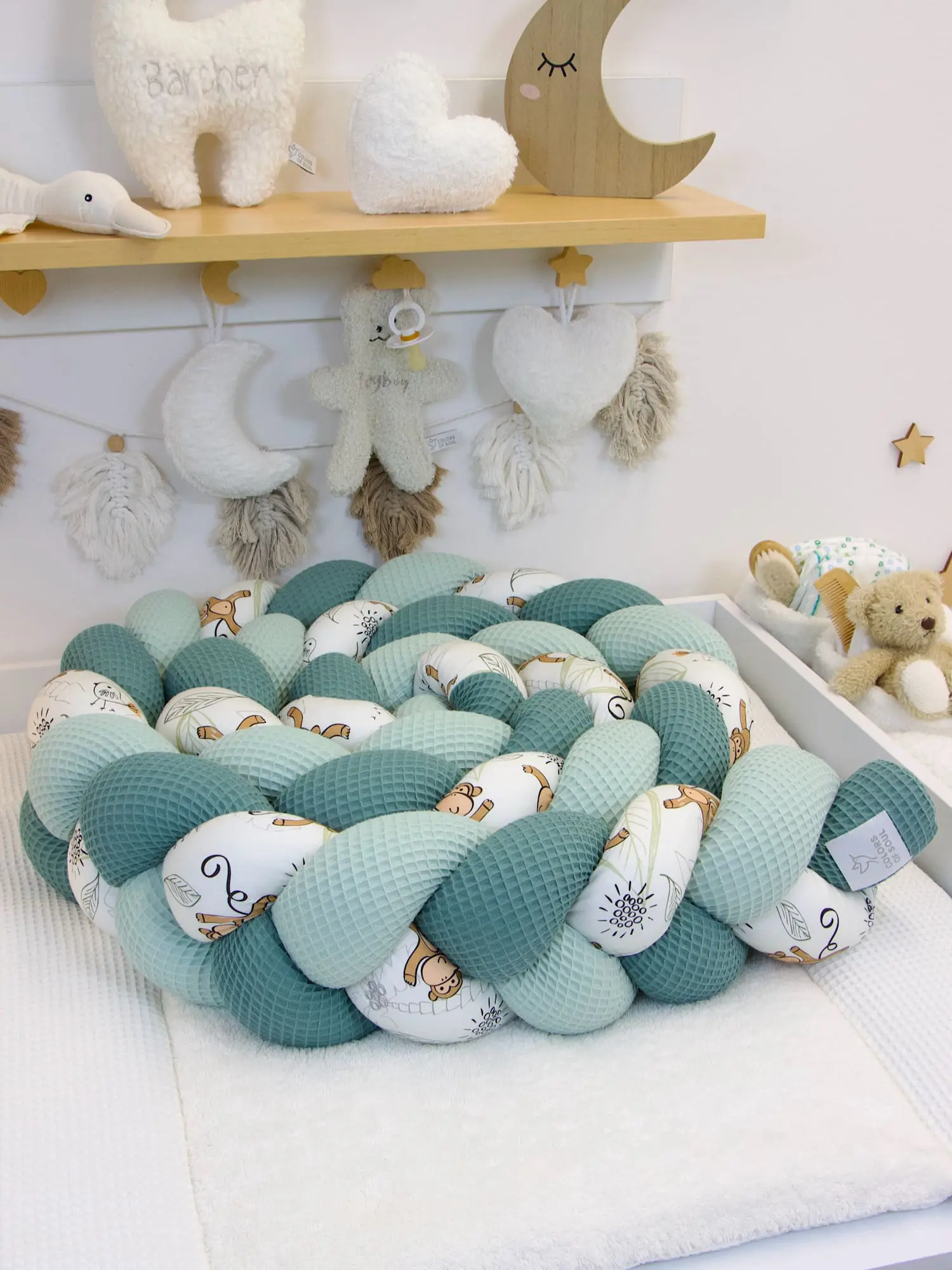 Babyzimmer mit geflochtener Bettschlange niedliche Affen in Hellmint und Altgrün