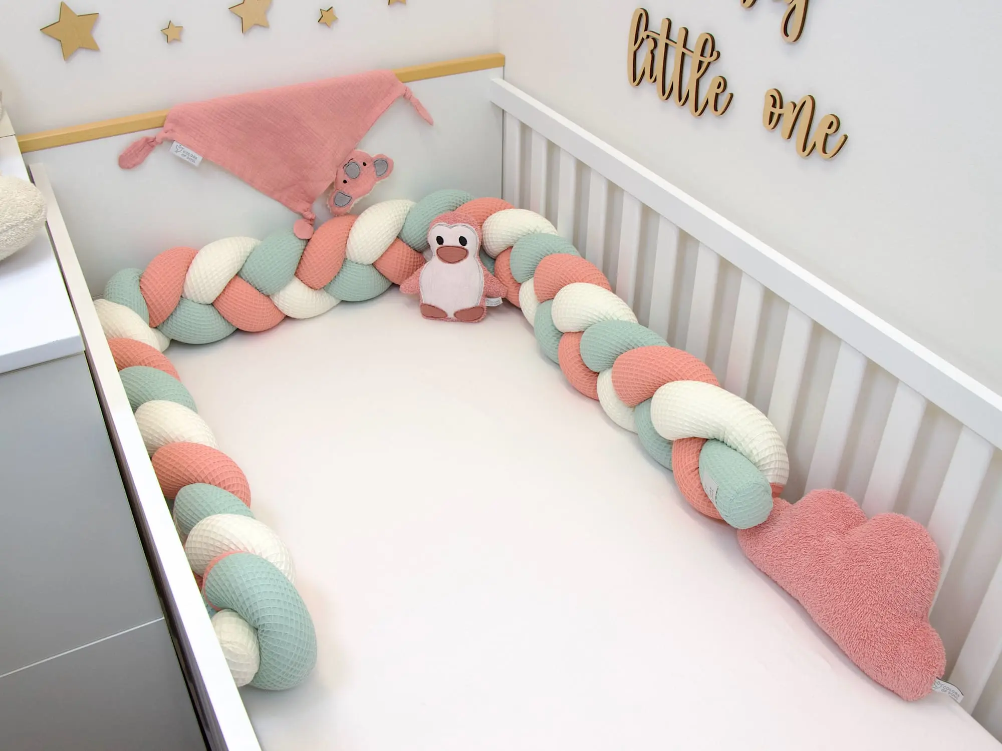 Geflochtene Nestchenschlange Creme Blush Hellmint für ein helles Babyzimmer