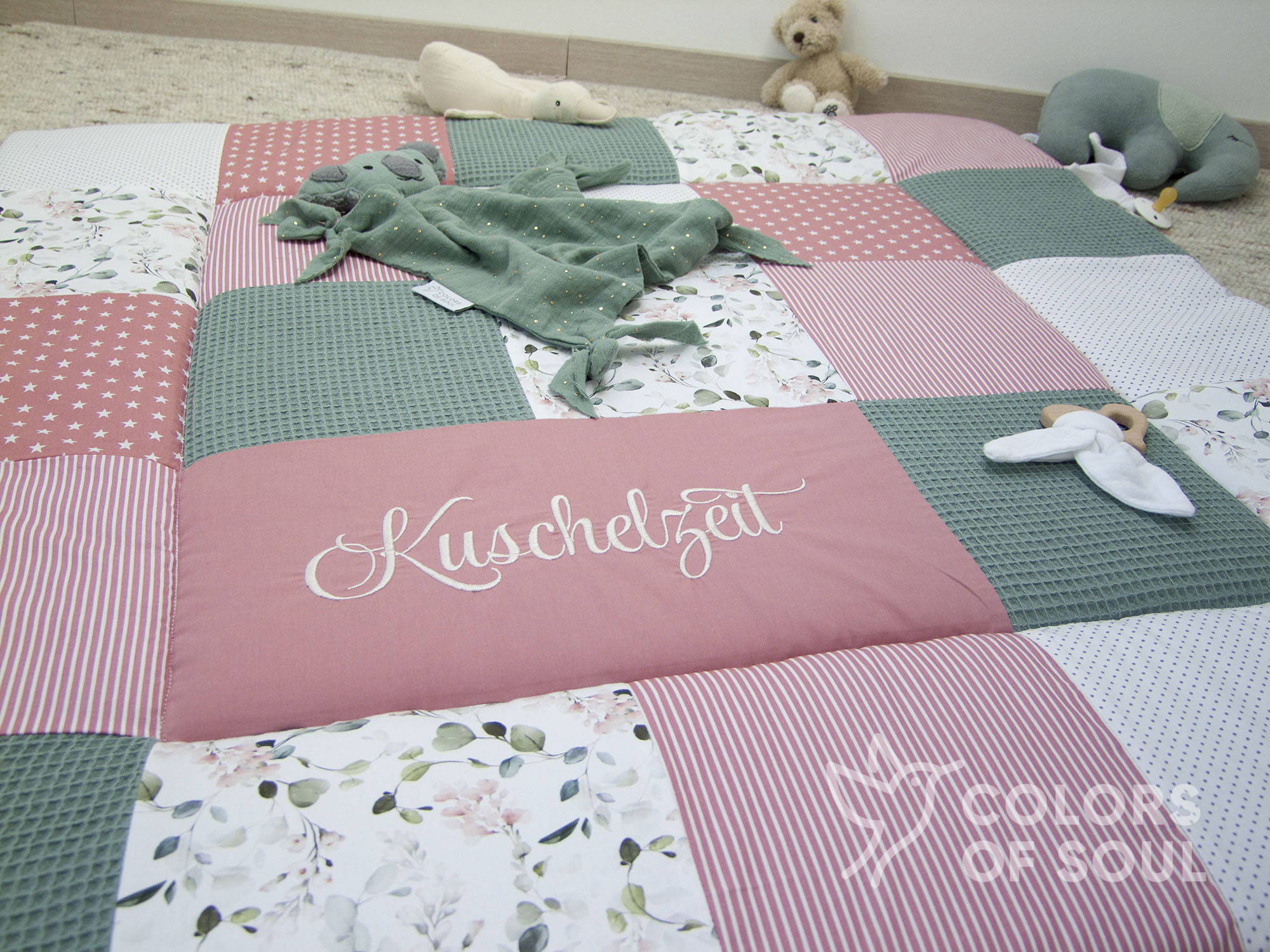 Patchwork Krabbeldecke - Gartenblumen rosa / Waffelpique altgrün / blush