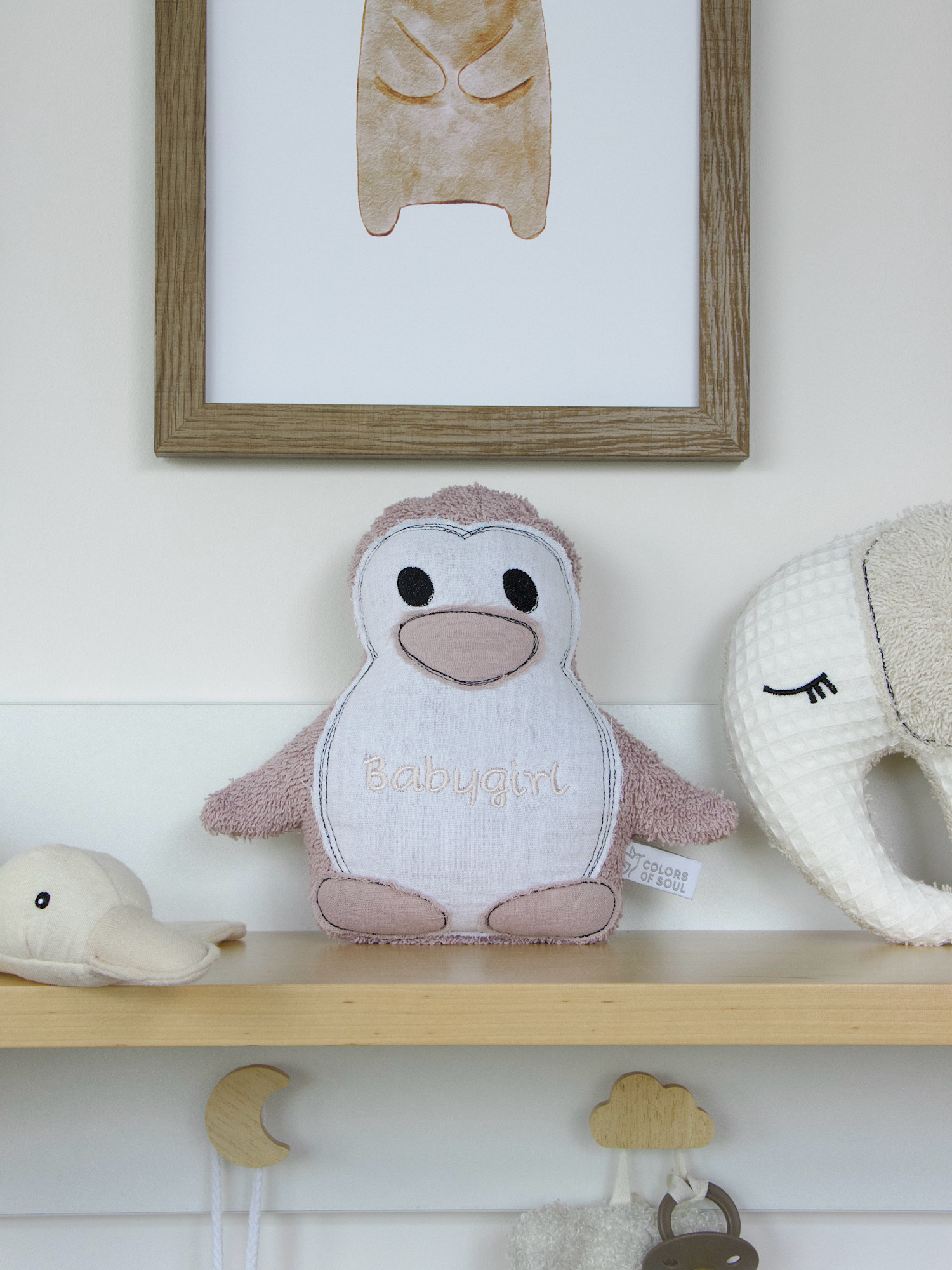 Personalisiertes Kuscheltier Pinguin aus Frottee in Altrosa mit Musselin-Details