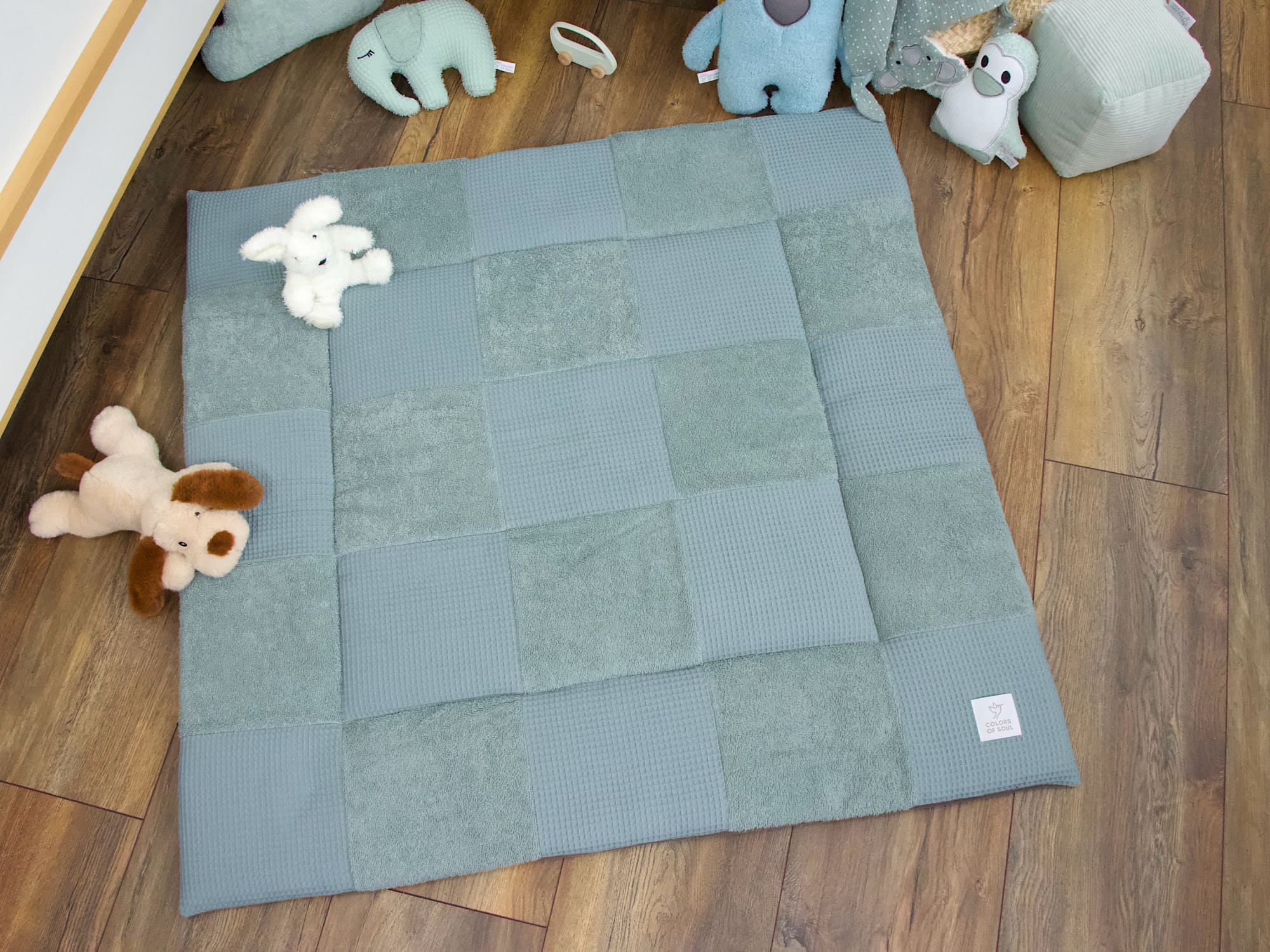 Handgemachte Baby Krabbeldecke in Dusty Altmint mit passender Babydecke im Kinderzimmer