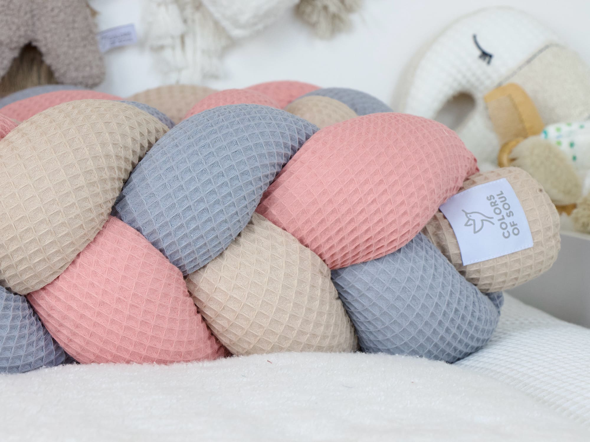 Geflochtene Bettschlange – Waffelpique blush, beige, grau für das Babyzimmer