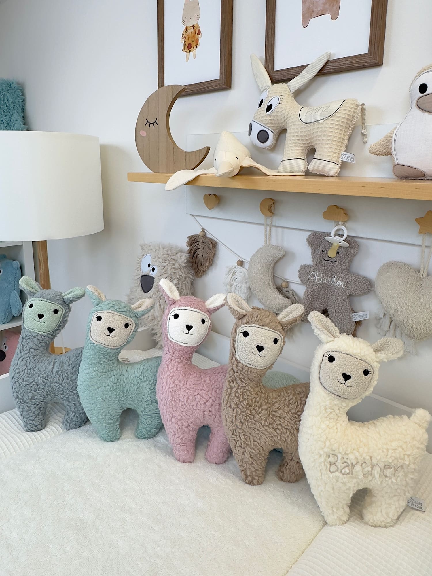 Zeitloses Lama Kuscheltier blau für Baby- und Kinderzimmer
