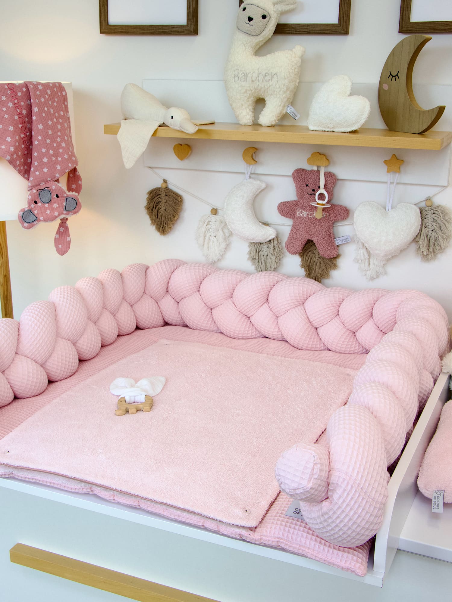 Geflochtene Bettschlange und Wickelauflage in Hellrosa – liebevoll handgefertigtes Set für das Babyzimmer