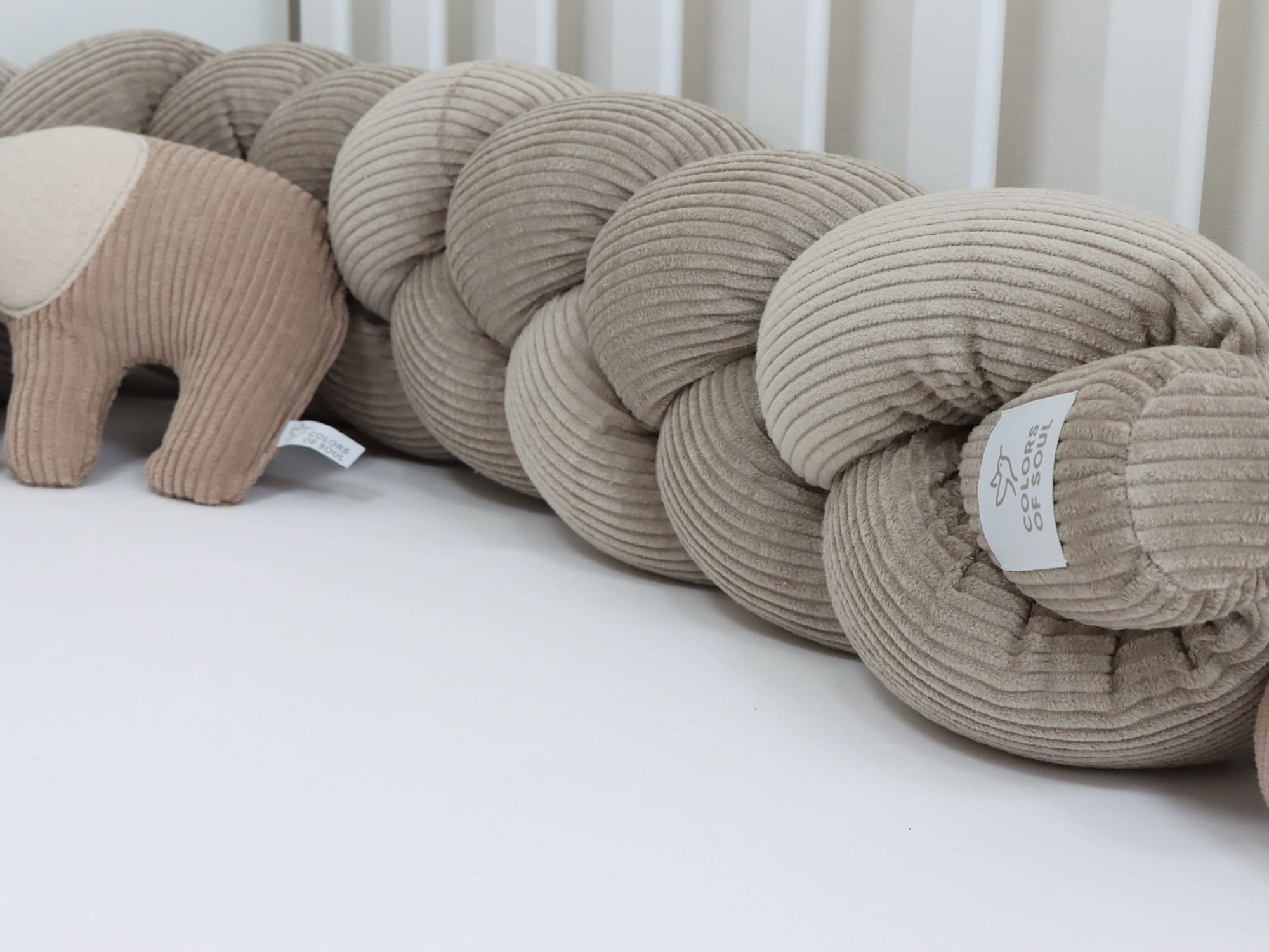 Detailaufnahme Bettschlange Cord Beige – handgefertigte Struktur mit Logoetikett