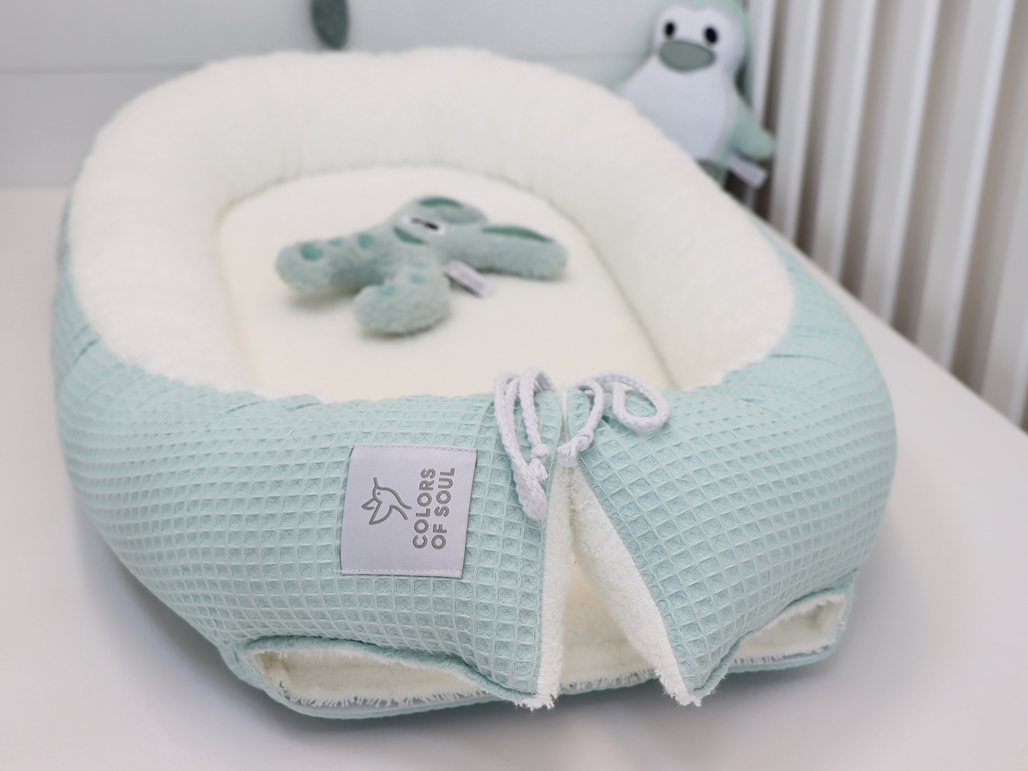 Handgemachtes Babynest Pastellmint – mit gepolstertem Rand und abnehmbarer Matratze