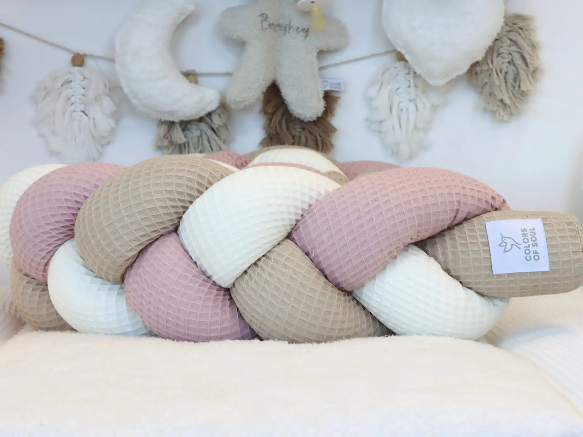 Nahaufnahme geflochtene Bettschlange Waffelpique in Altrosa Beige und Creme