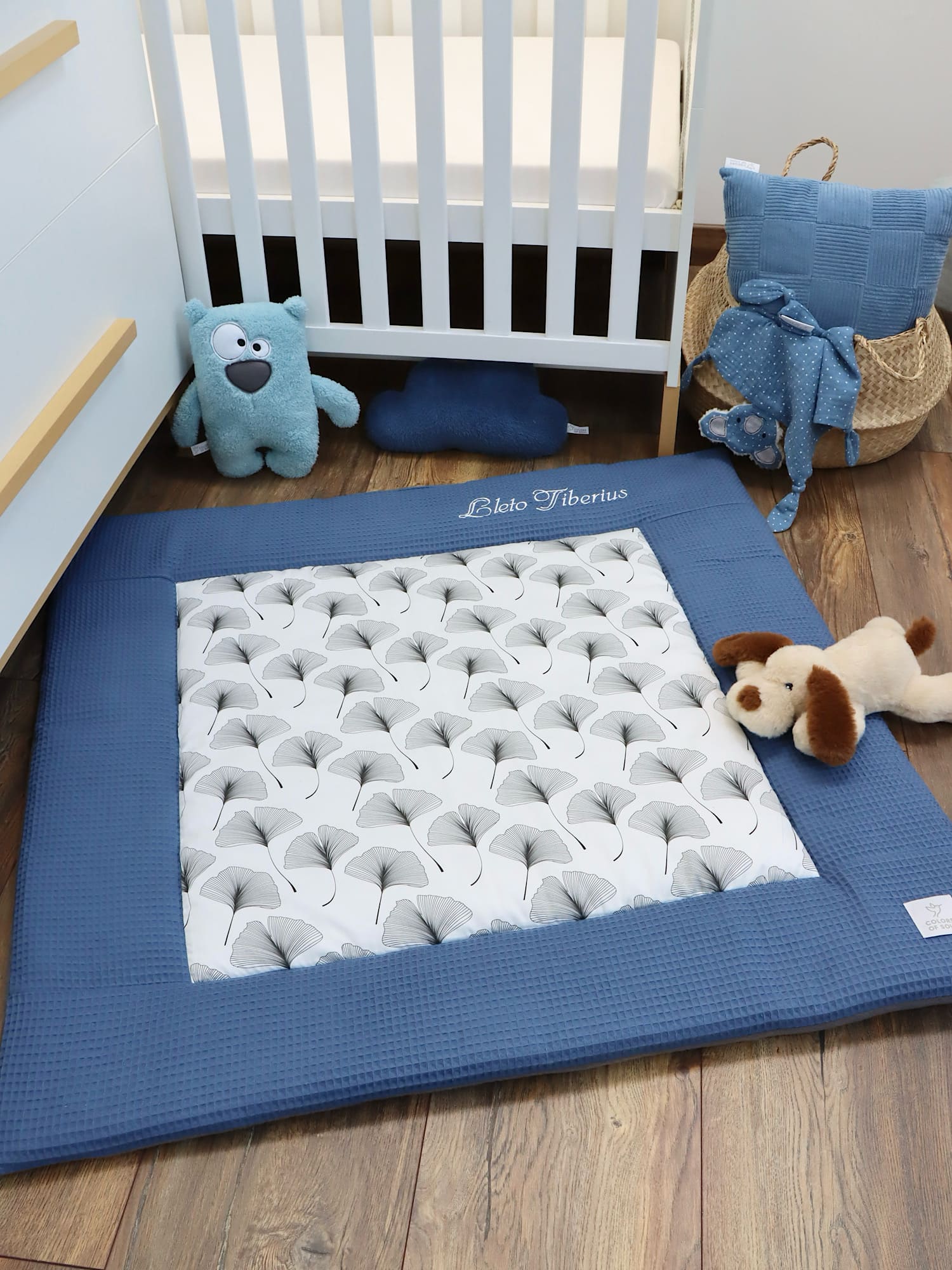 Personalisierte Babydecke mit Namen Jeansblau Stickerei Detail
