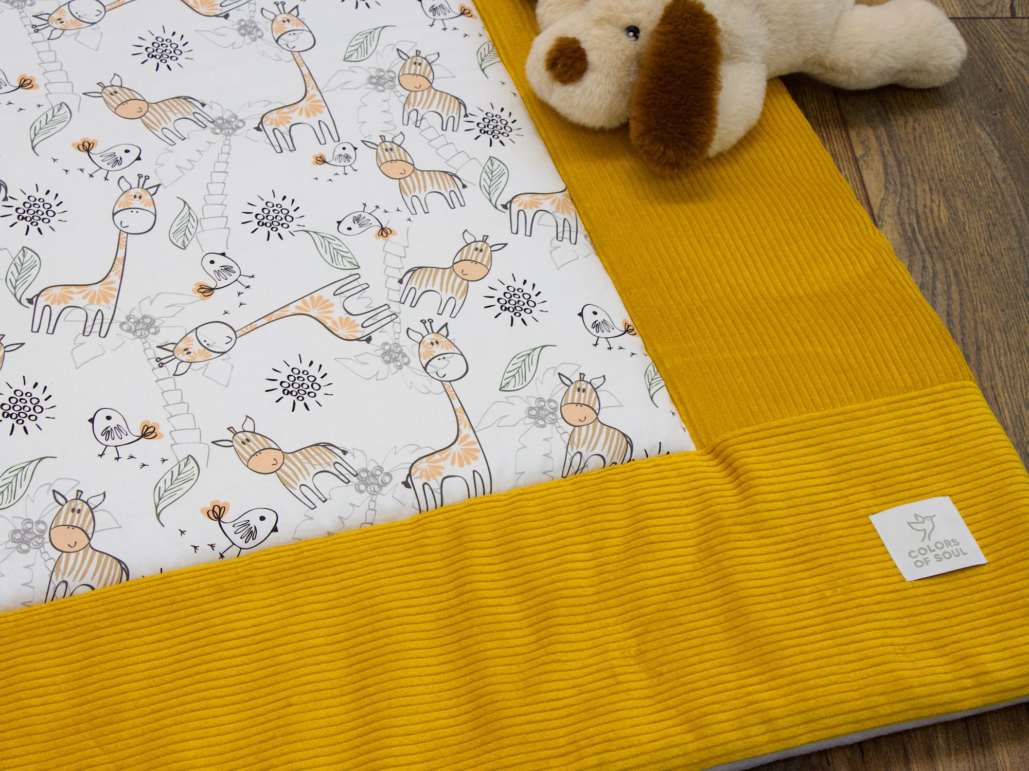 Handgemachte Baby Krabbeldecke mit Giraffen und Zebras sowie gelbem Cordrand