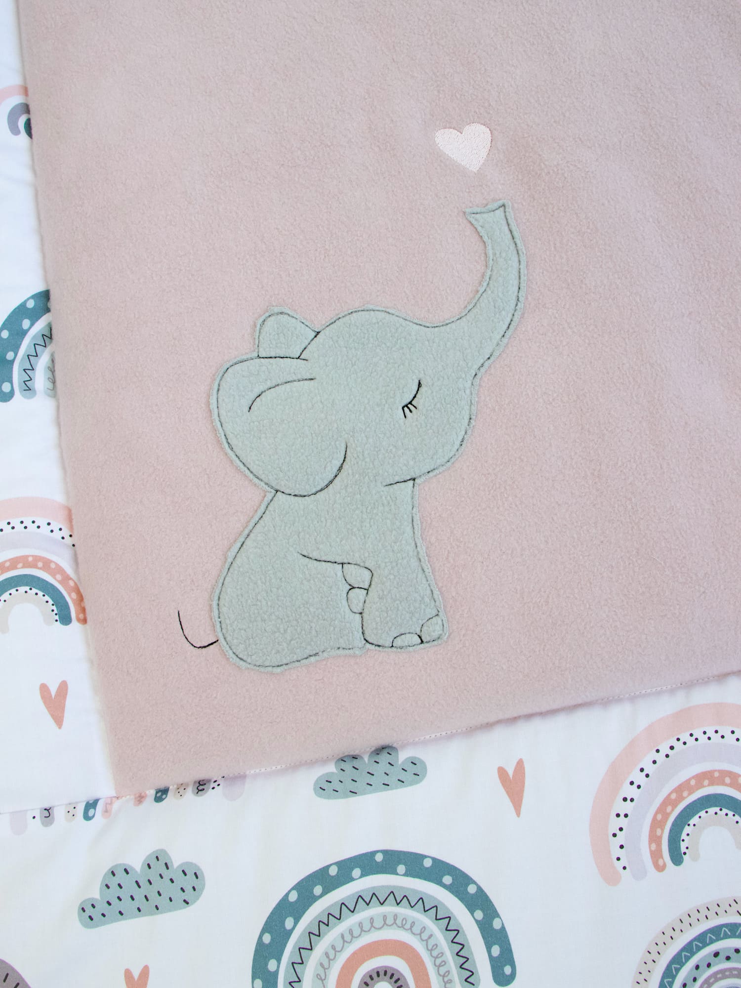 Personalisierte Krabbeldecke - pastell Regenbogen und Herzen / Baumwollfleece altrosa