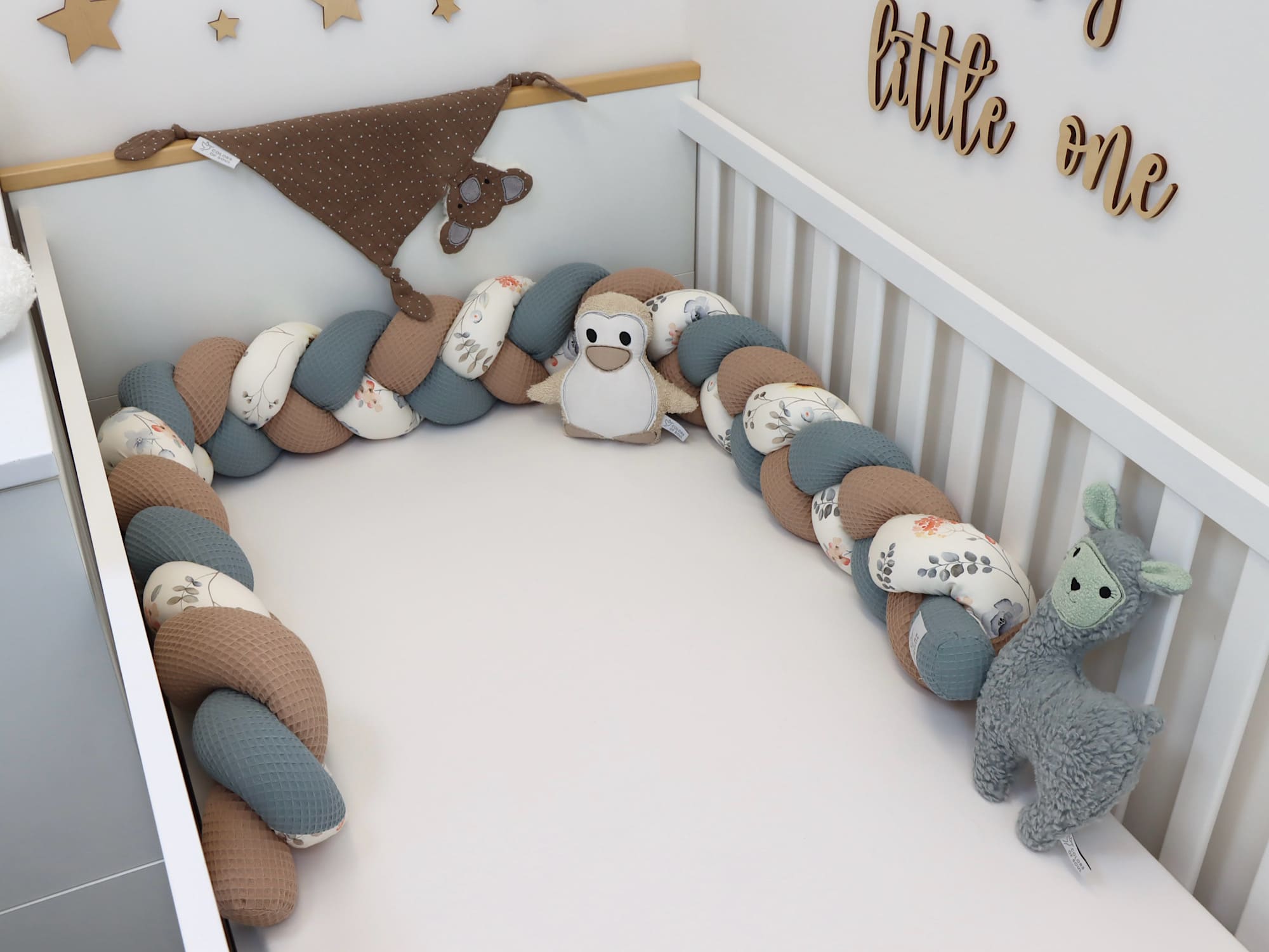 Bettschlange 3m in Camel & Altmint eingerahmt im Babybett – mit Aquarellmuster Frühlingswiese