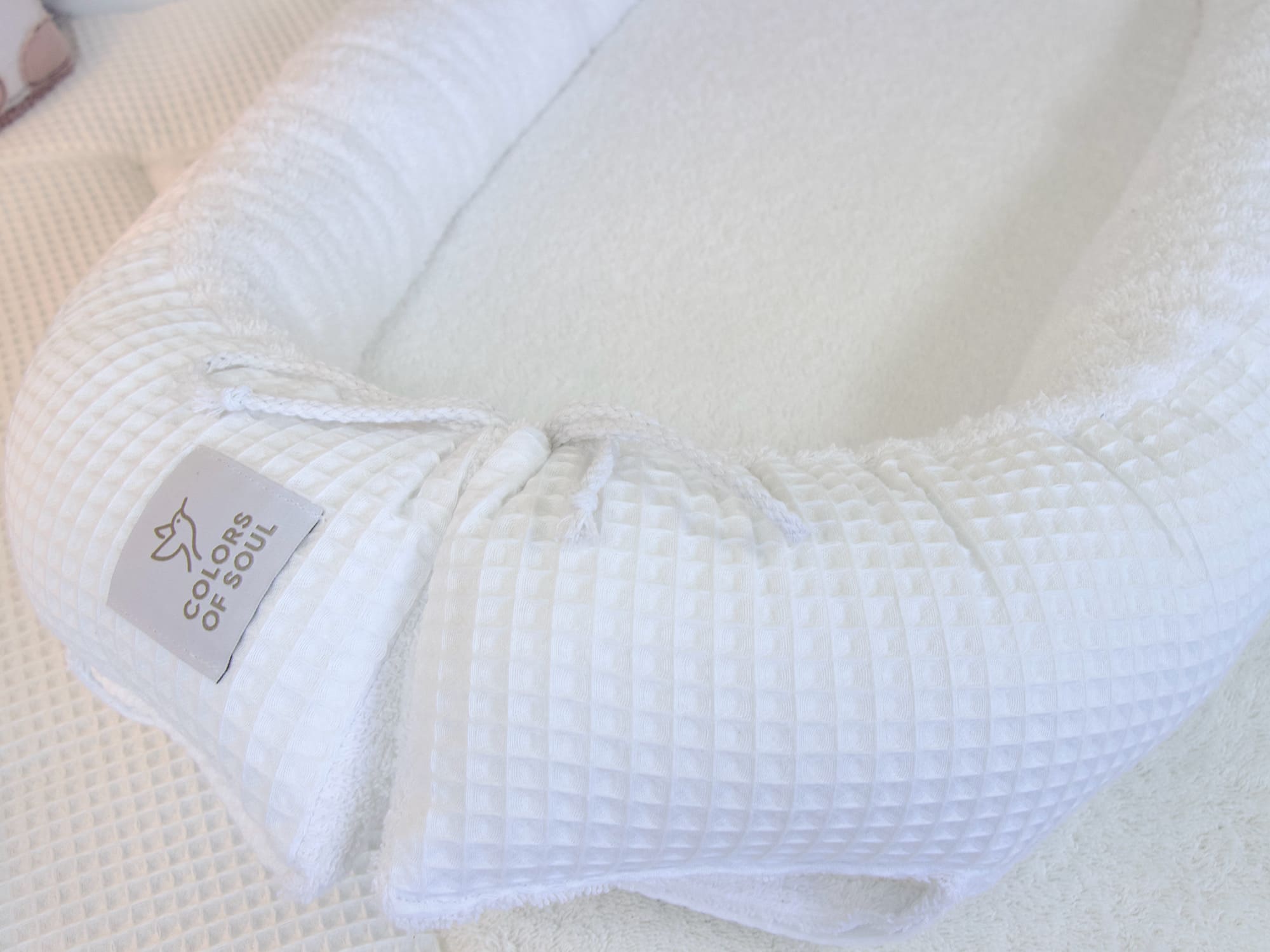 Minimalistisches Babynest in Weiß – natürliche Materialien und elegante Struktur