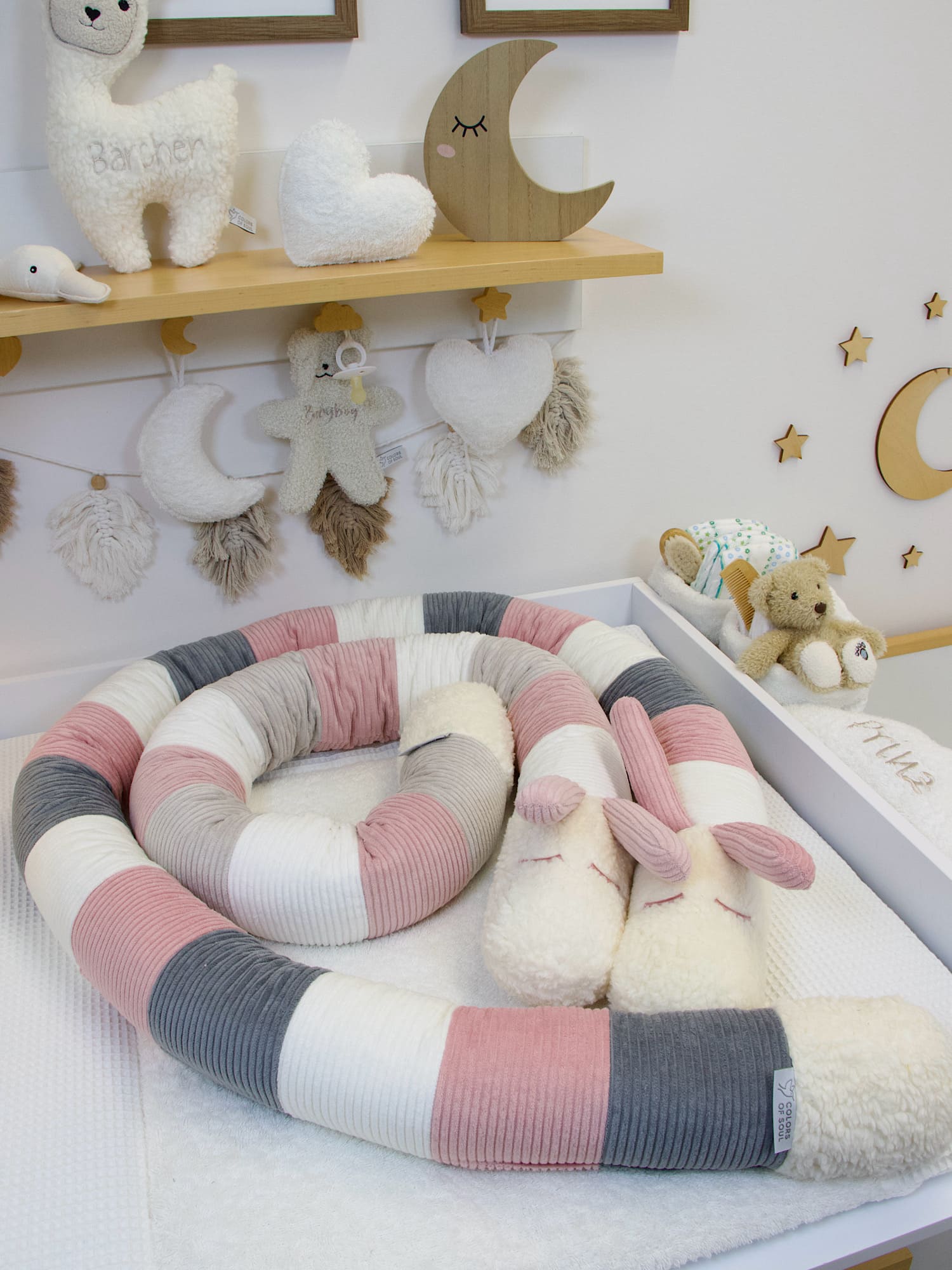 Bettschnecke in Creme, Altrosa und Grau als handgefertigte Bettumrandung fürs Babybett
