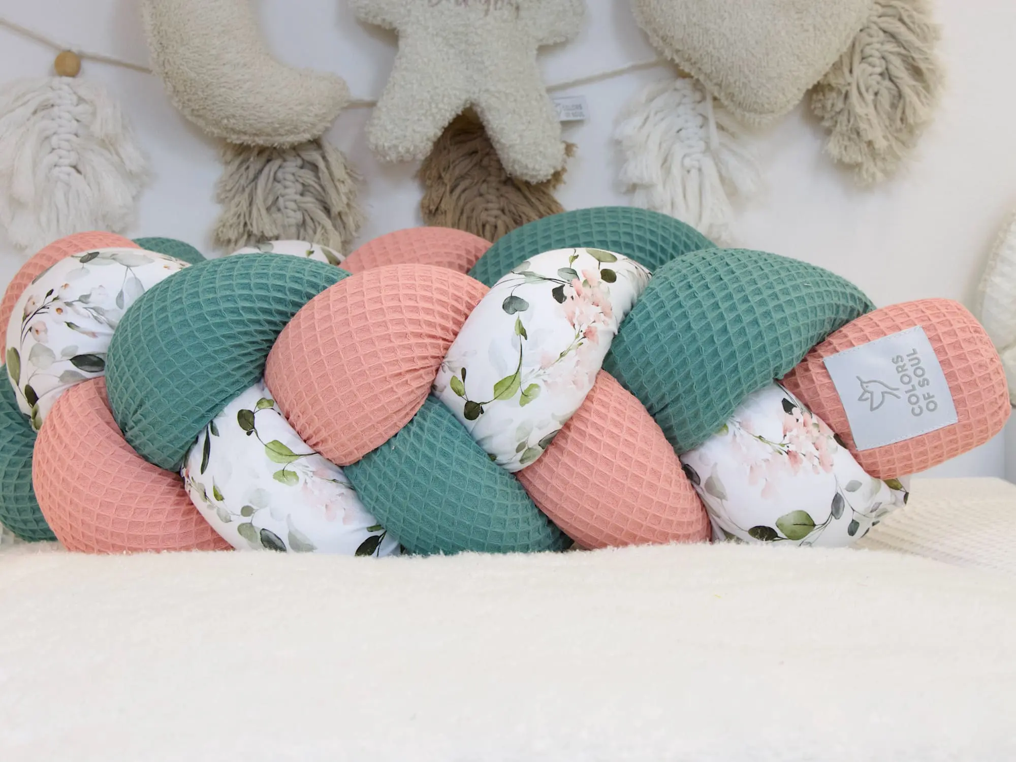 Geflochtene Bettschlange mit Gartenblumen Rosa und Waffelpique Blush Altgrün