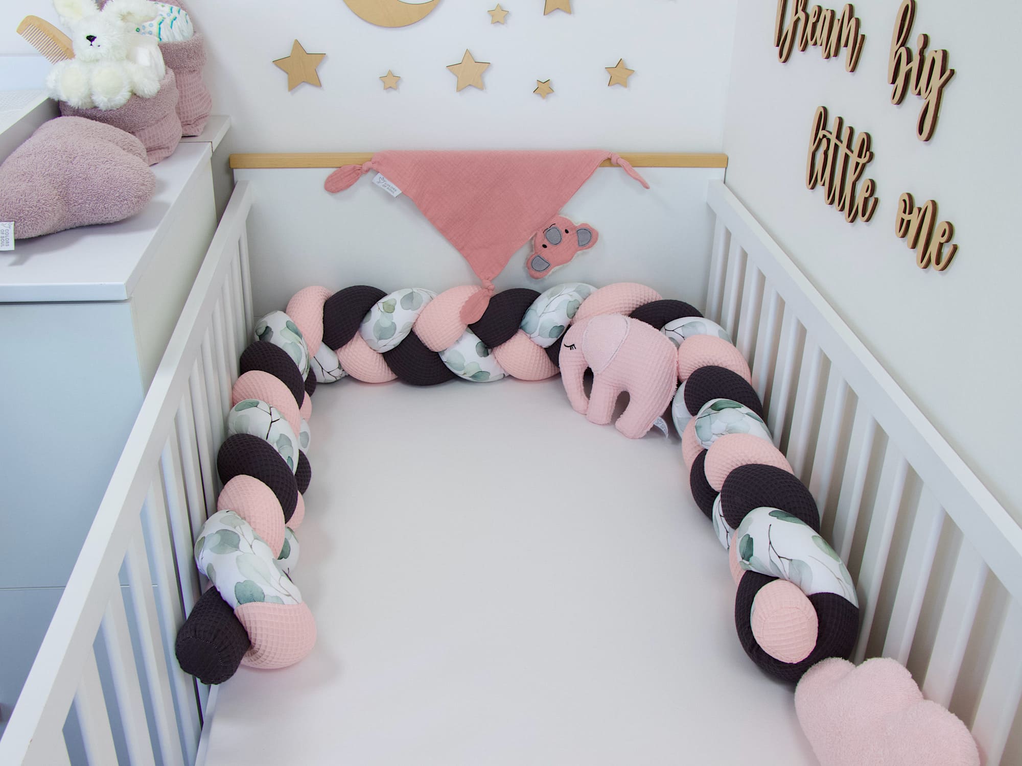 Boho Babyzimmer mit Bettschlange Hellrosa Dunkelgrau & Eukalyptus-Aquarell – handgefertigt von Colors of Soul