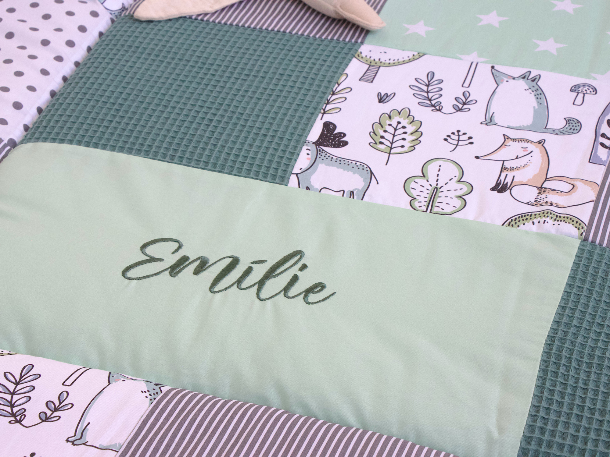 Krabbeldecke Namen bestickt Personalisierung Handarbeit Detail
