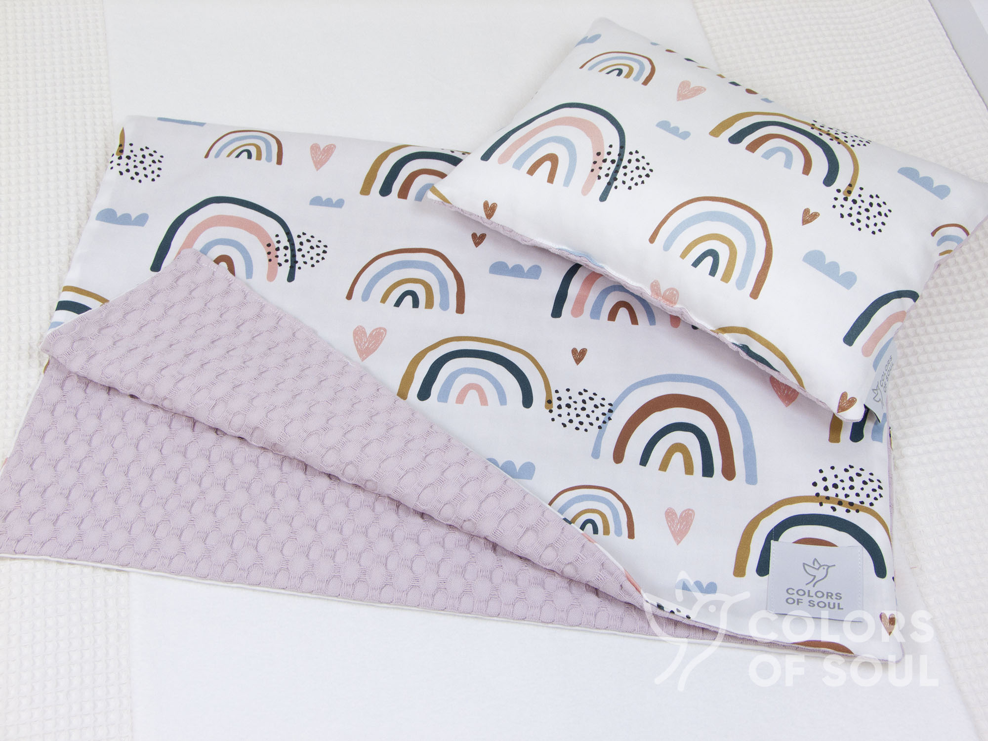 Babydecke - Regenbogen und Herzen / Waffelpique grob lilac