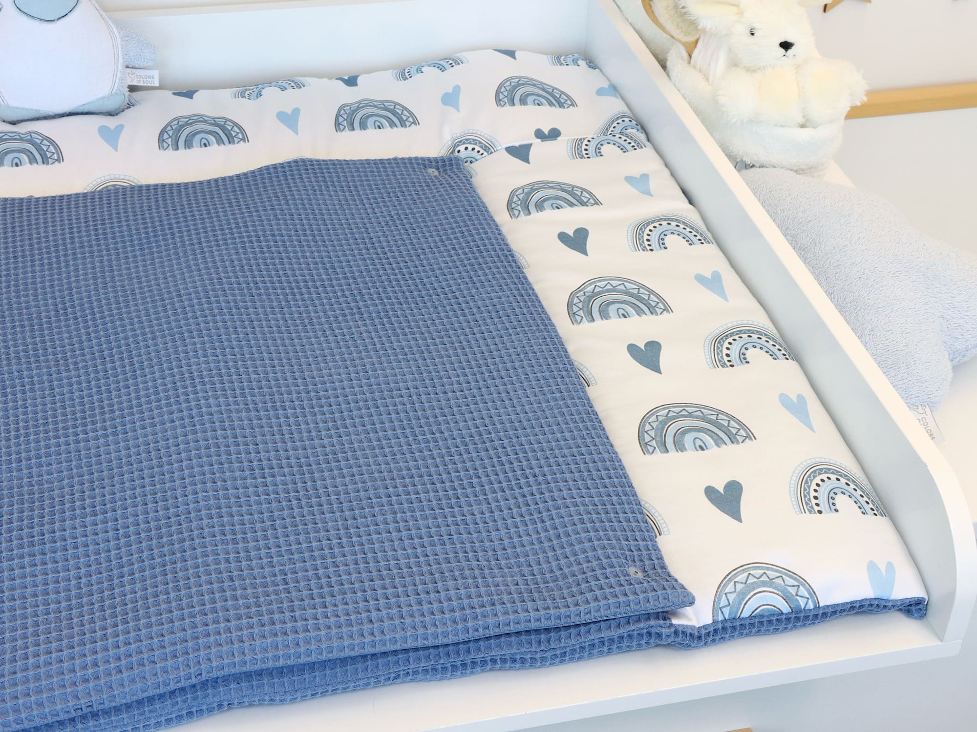 3-er SET - Wickelauflage, Bettschlange, Babynest - Regenbogen und Herzen blau / Waffelpique blau