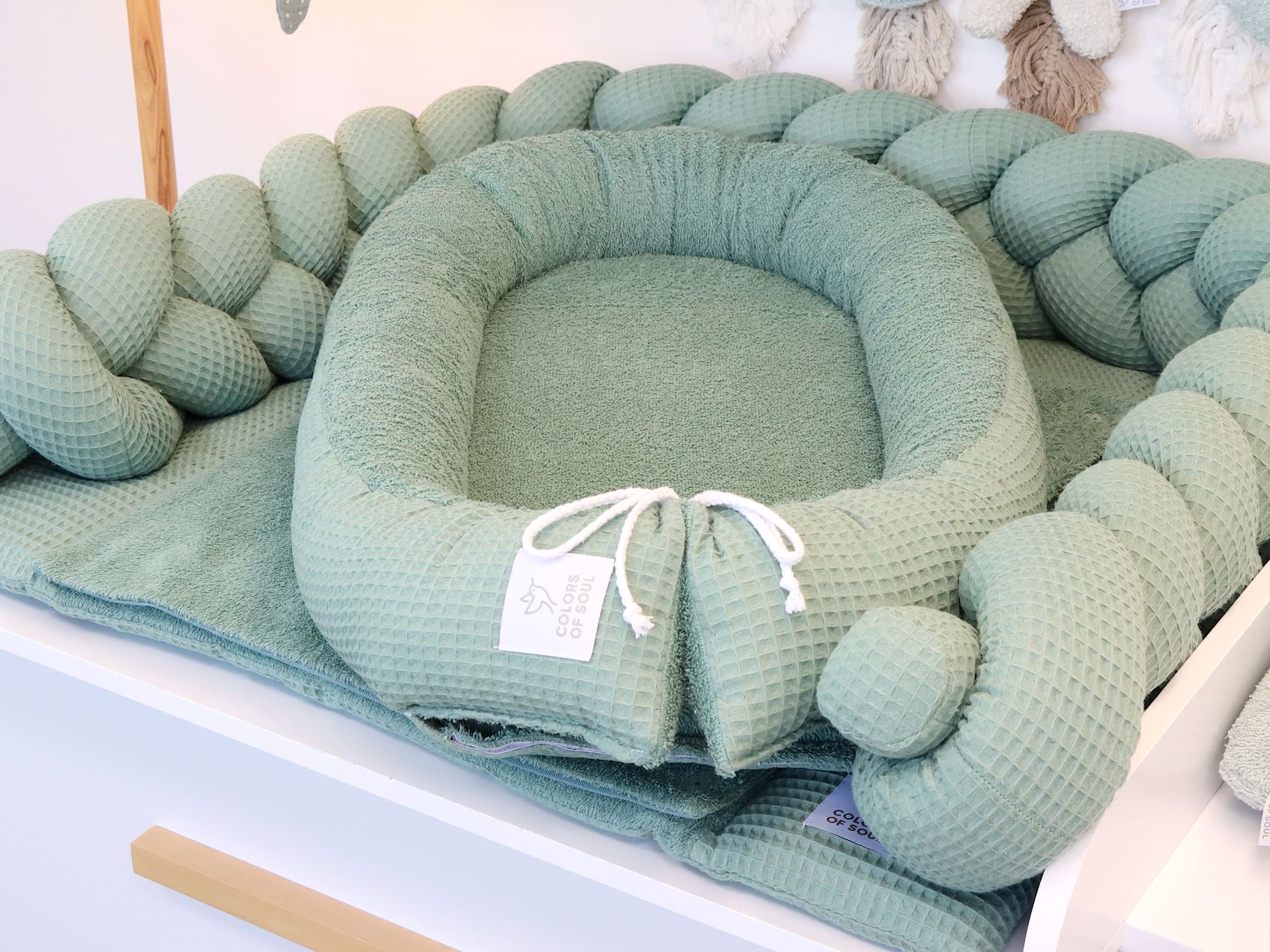 Wickelauflage mit geflochtener Umrandung und Babynest - Waffelpique altgrün / Frottee altgrün