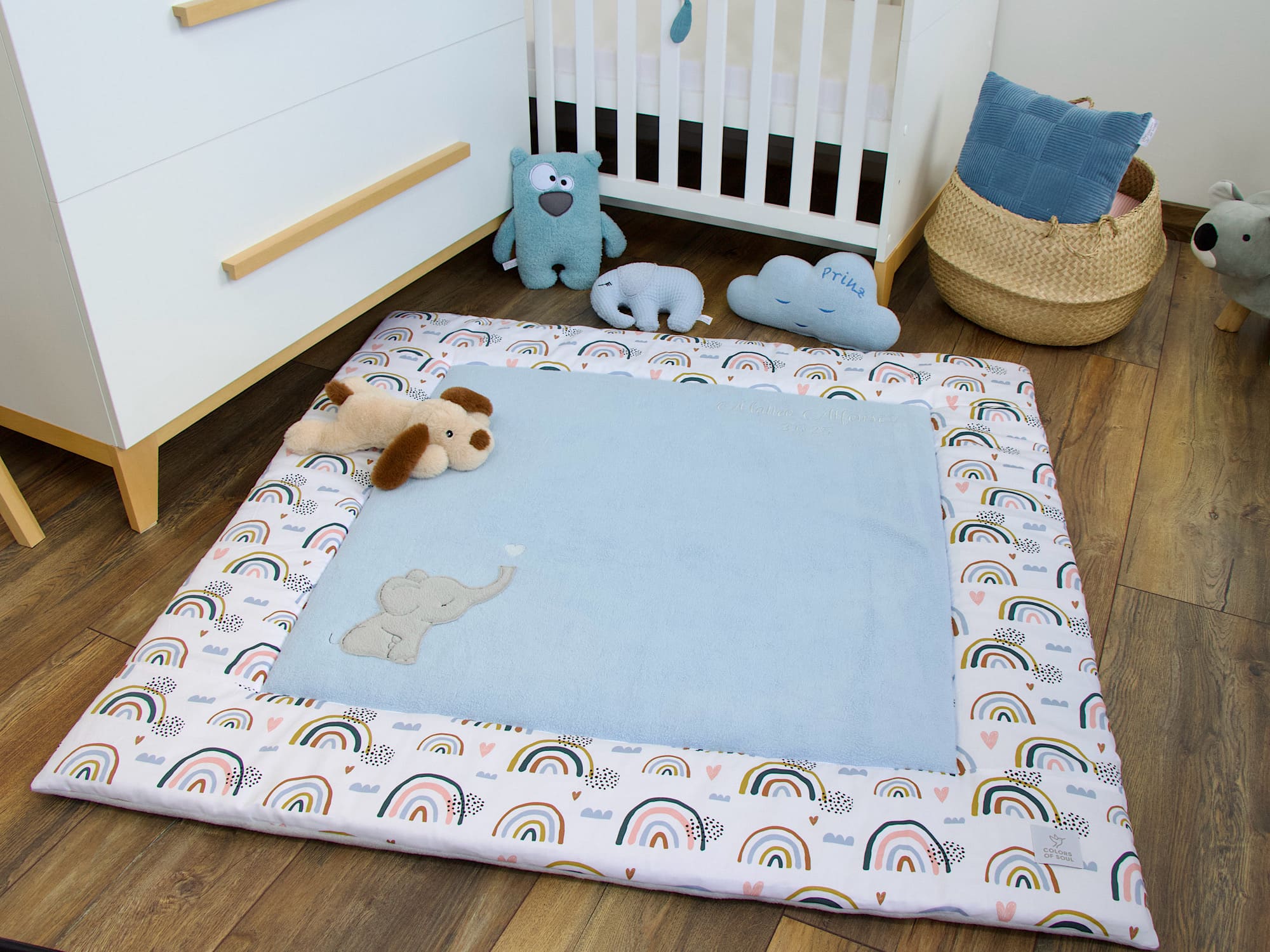 Krabbeldecke personalisiert mit Namen - Regenbogen und Herzen / Baumwollfleece blau