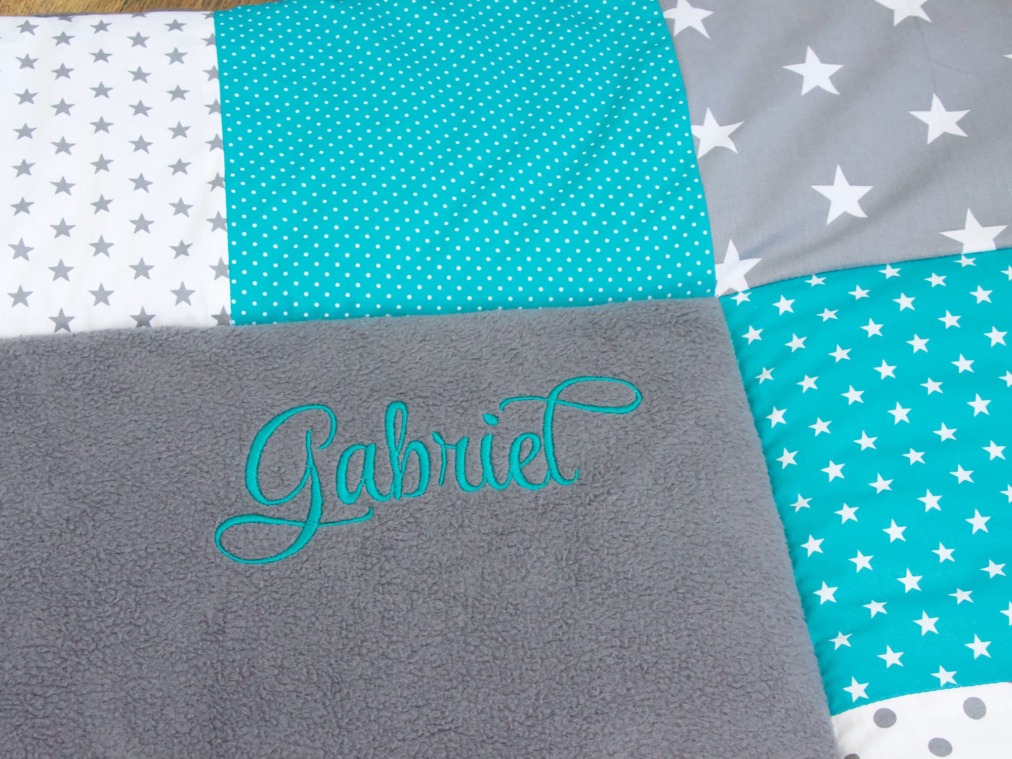 Patchwork Krabbeldecke Türkis mit Herz und Namensstickerei