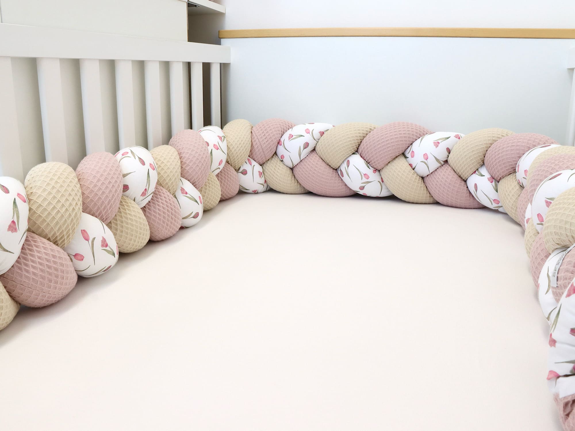 Geflochtene Bettschlange für das Kinderzimmer – Tulpen Aquarell & Waffelpique altrosa, light sand