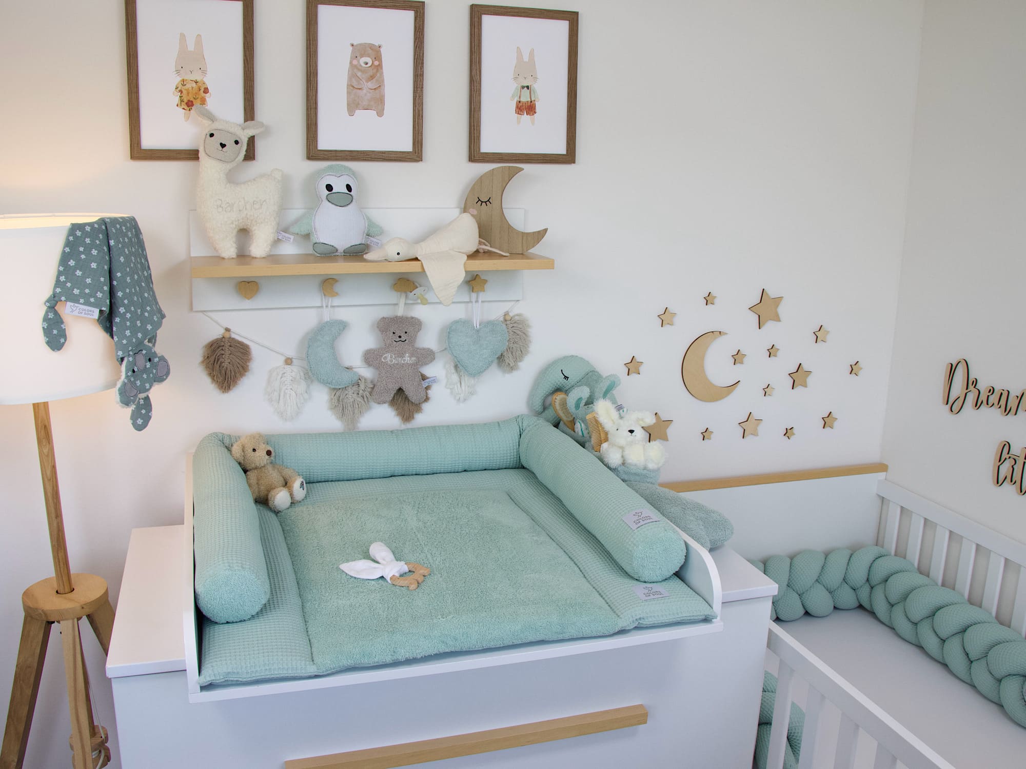Modernes Babyzimmer in Hellmint mit Bettschlange und Wickelauflage als Set