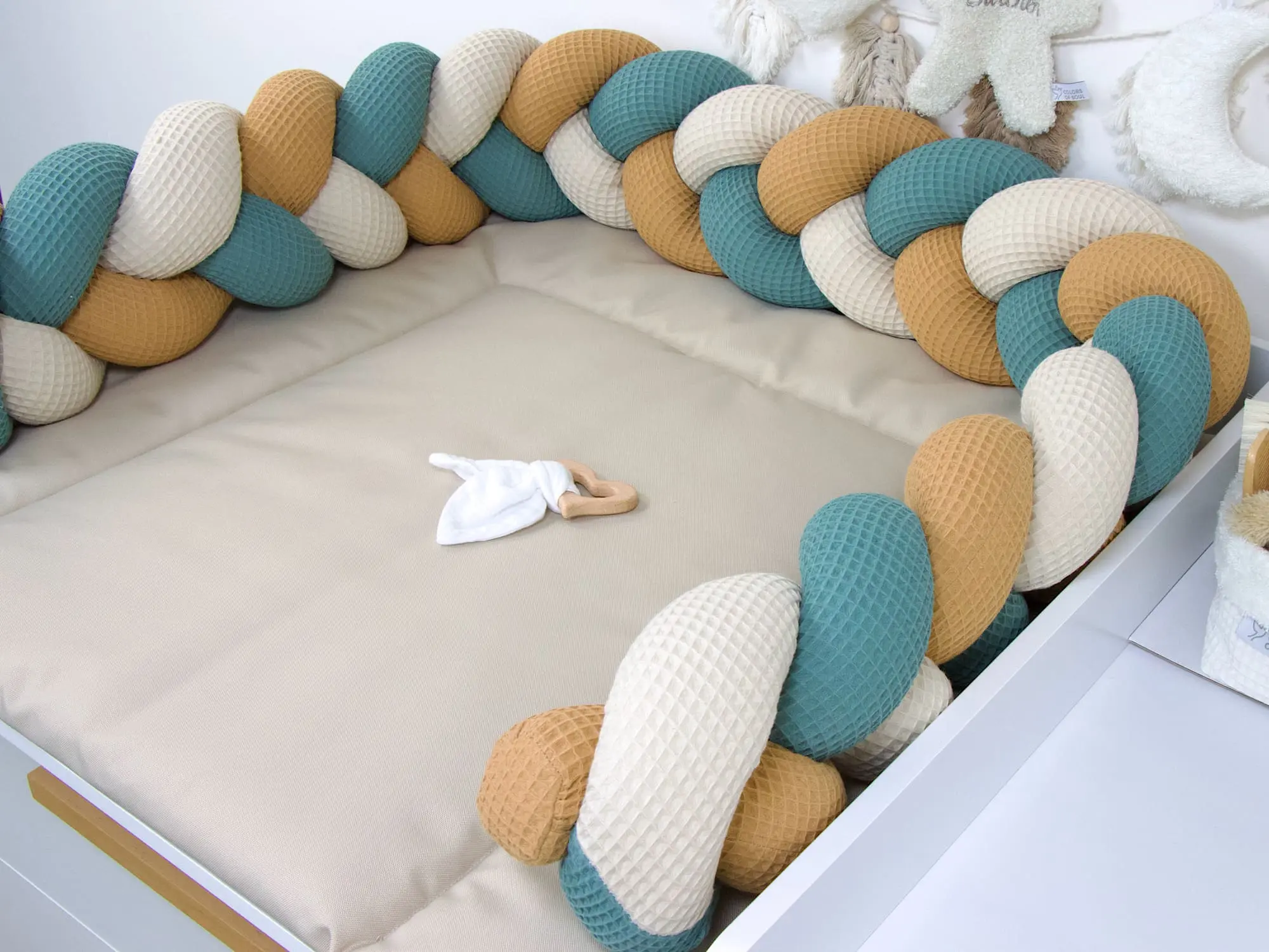 Geflochtene Bettschlange – Waffelpique altgrün, karamell, light sand für das Babyzimmer