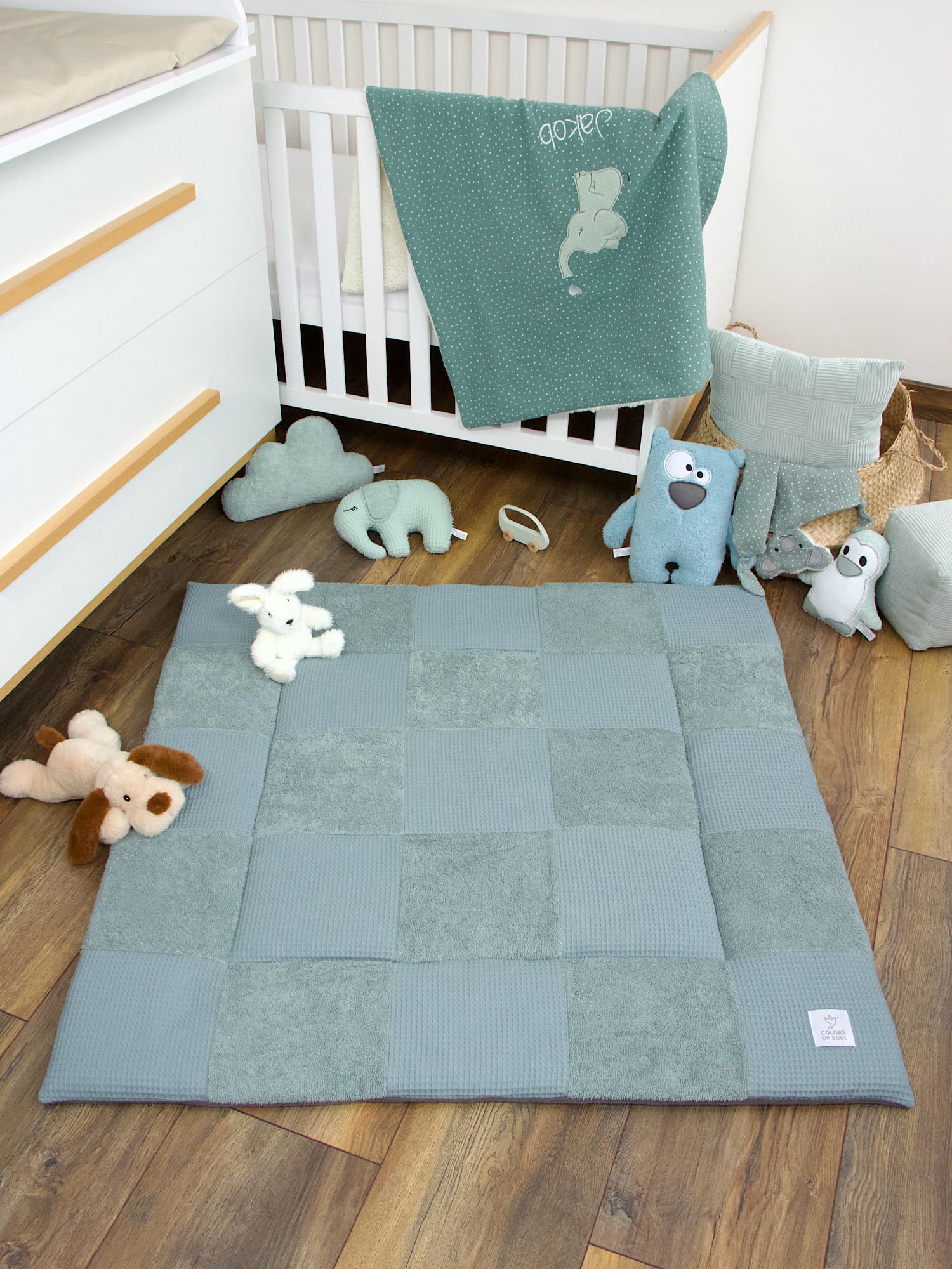 Große Patchwork Krabbeldecke in Dusty Altmint als Spielunterlage im Babyzimmer
