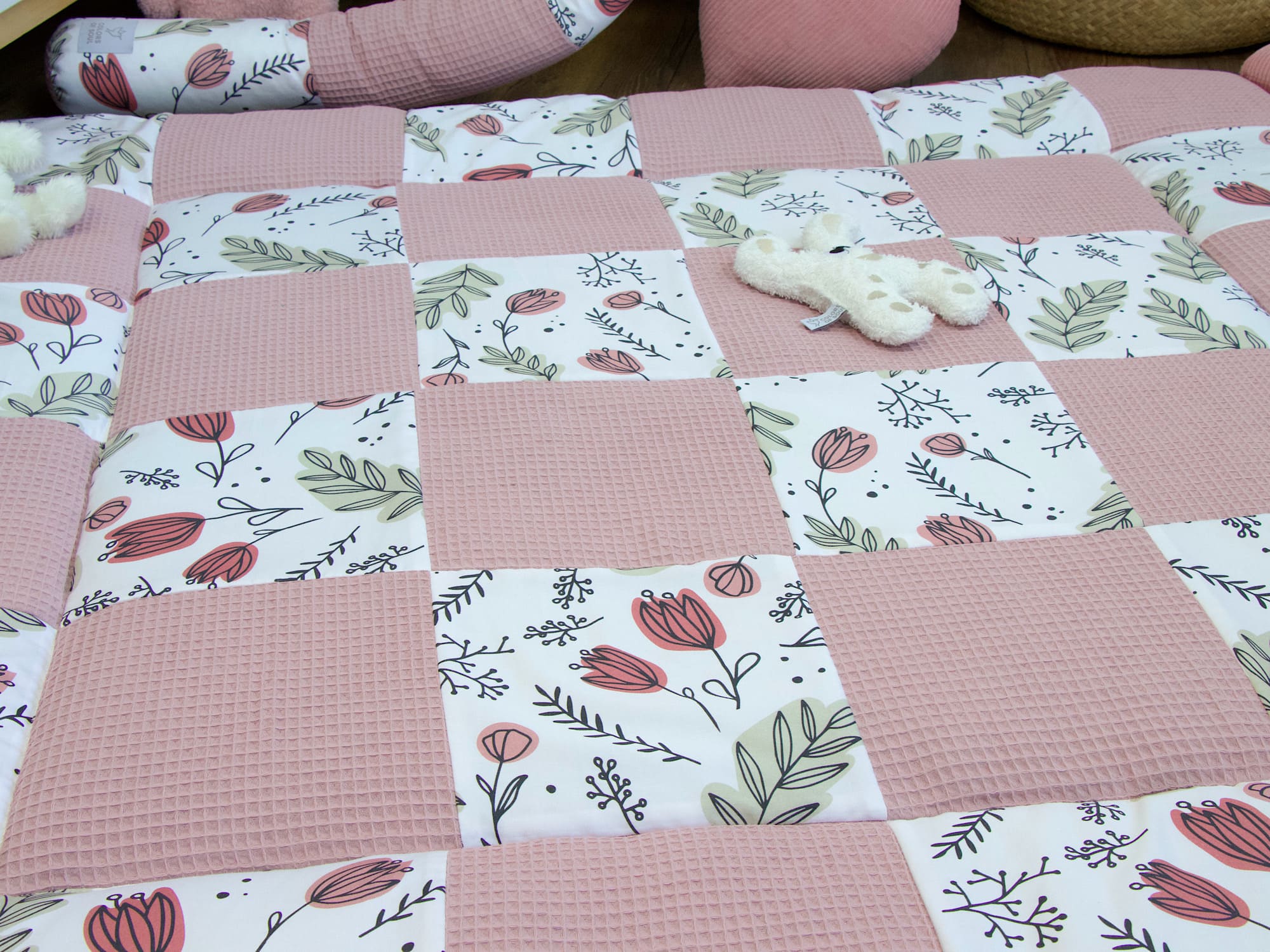 Patchwork Krabbeldecke abstrakt pastell Tulpen / Waffelpique altrosa