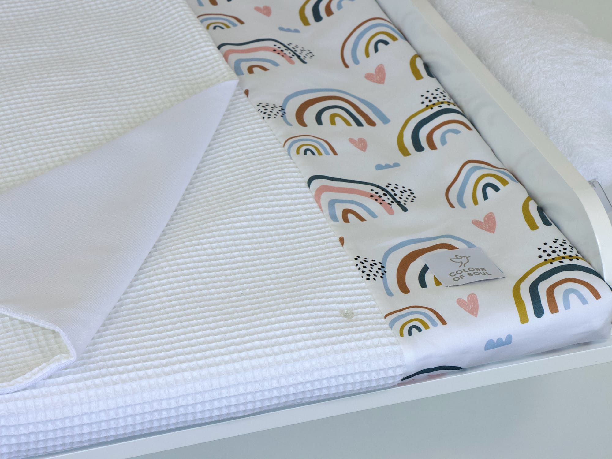 Wickelauflage mit Inlett - Regenbogen und Herzen / Waffelpique weiß