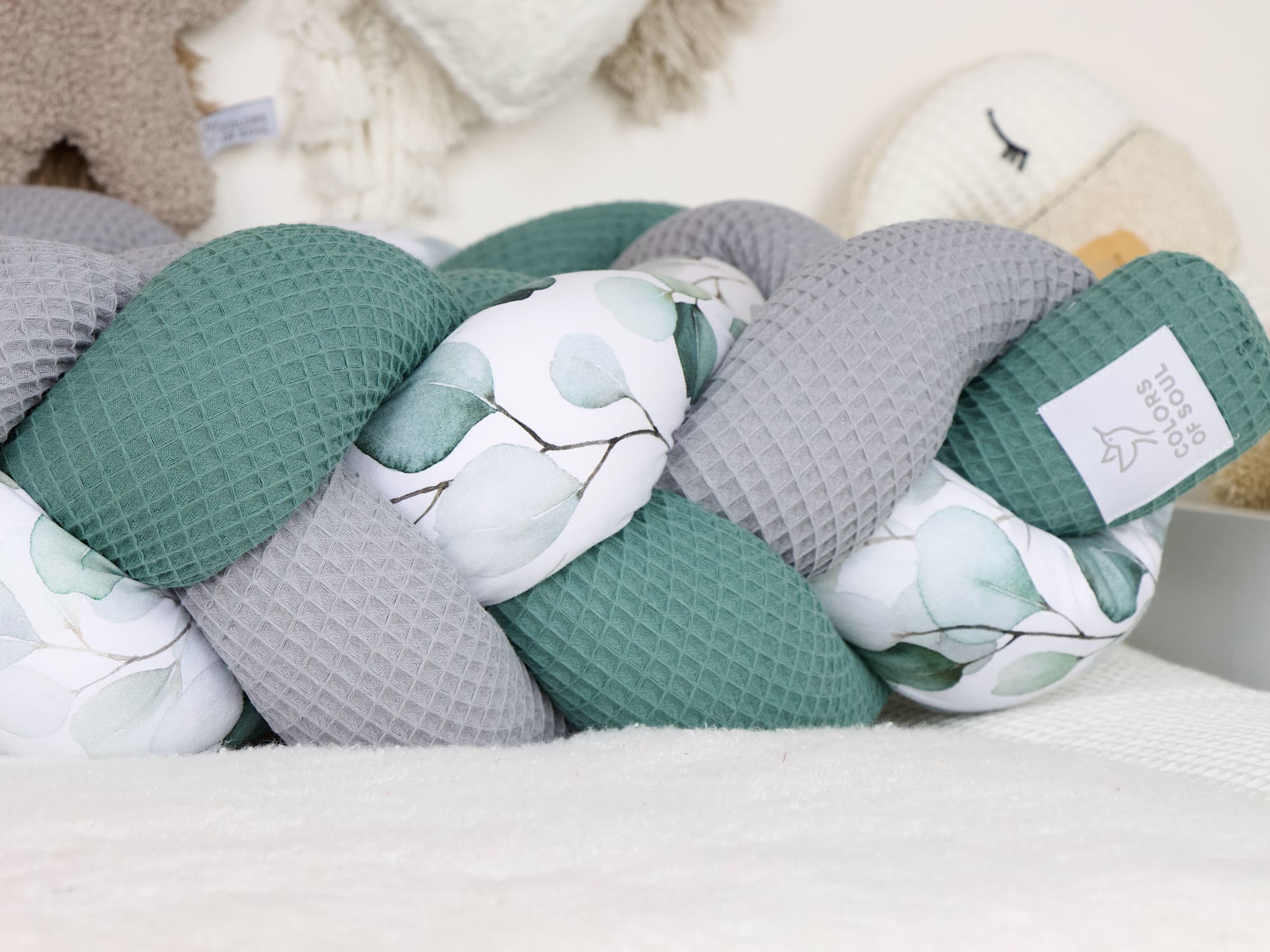 Geflochtene Bettschlange Altgrün & Grau mit Eukalyptus-Aquarell – handgefertigte Bettumrandung fürs Babybett