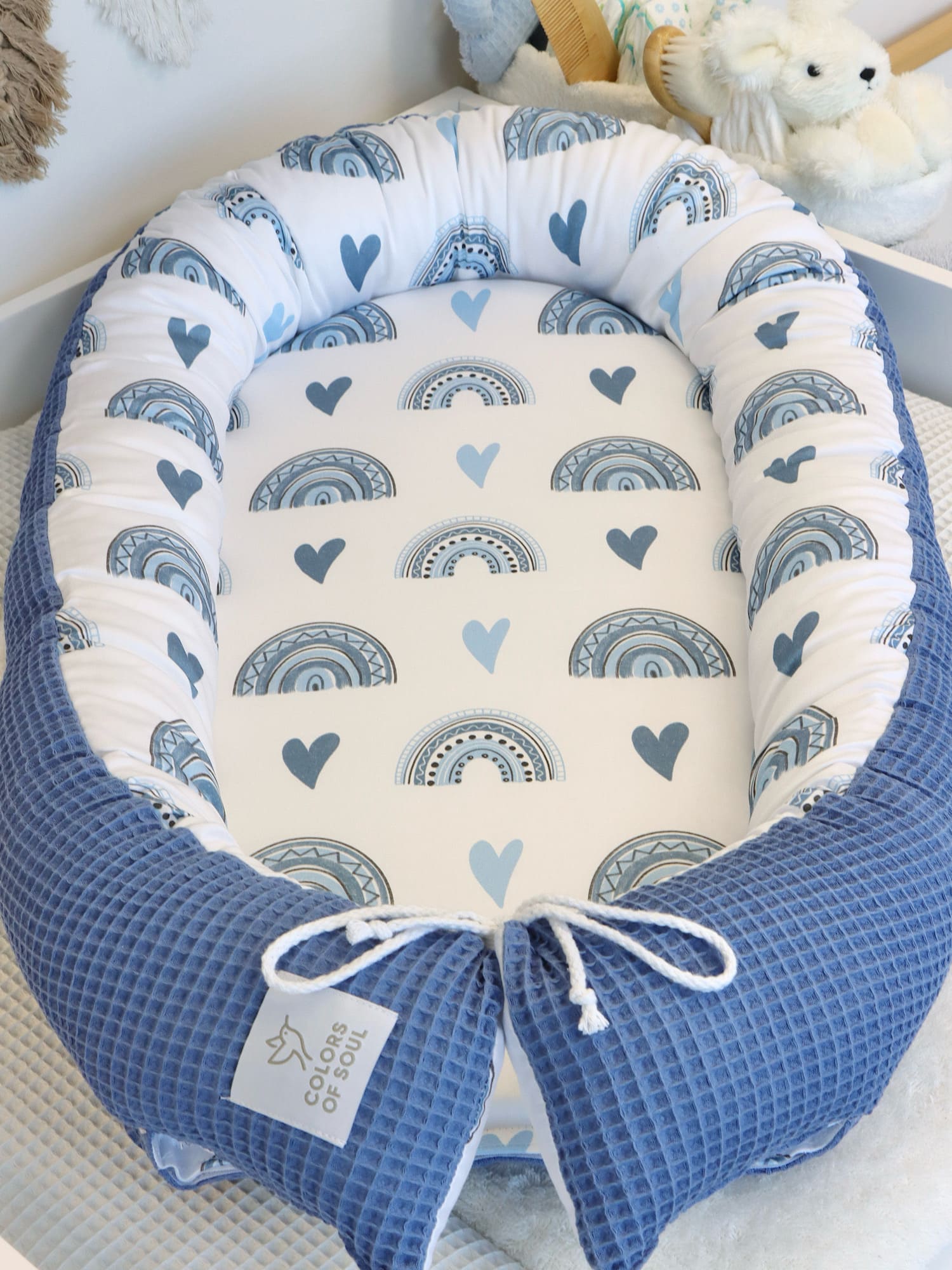 3-er SET - Wickelauflage, Bettschlange, Babynest - Regenbogen und Herzen blau / Waffelpique blau